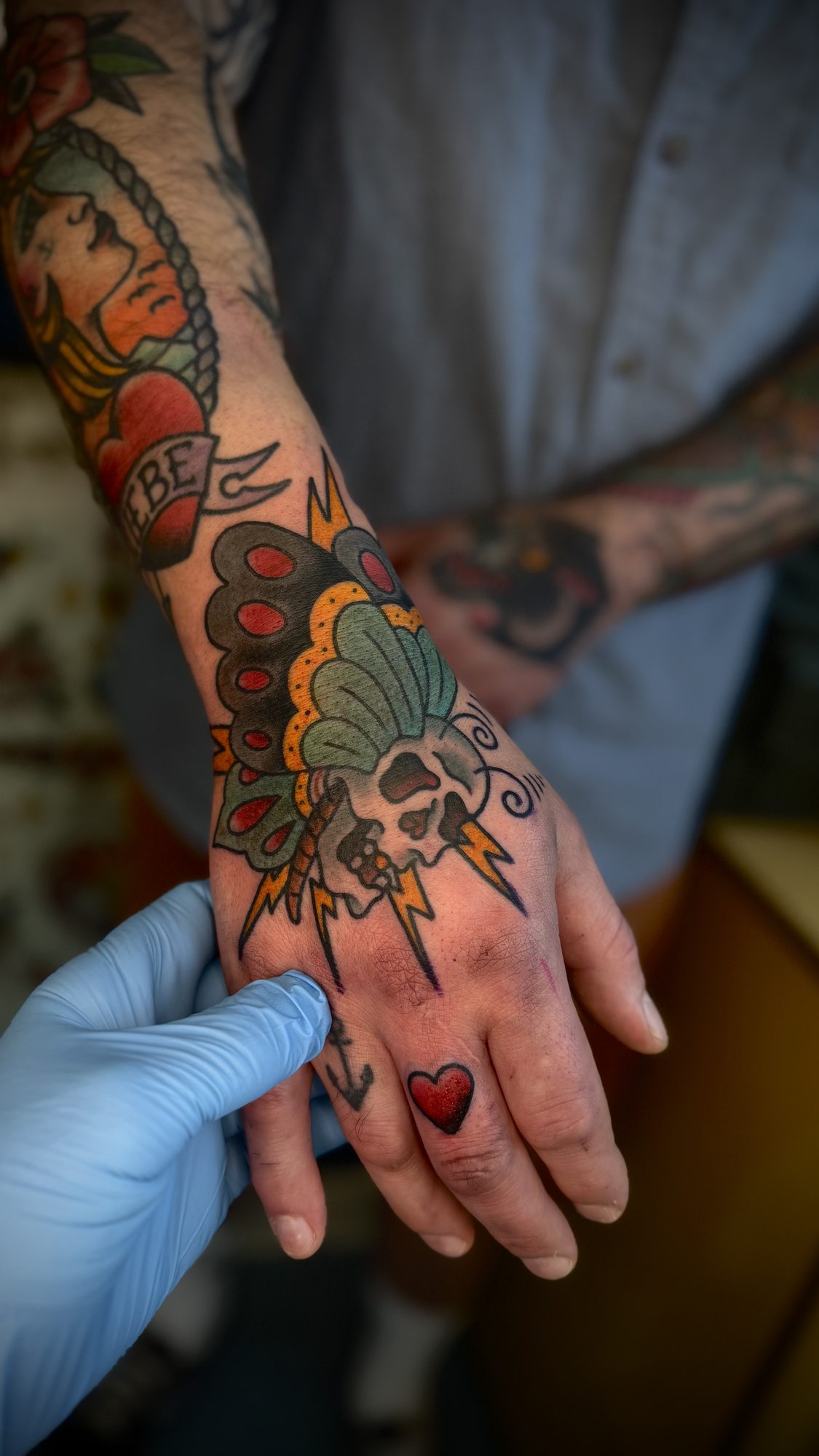 Motte auf der Hand, Hand Tattoo von Salle bei Eine Liebe Tätowiergeschäft in Bochum