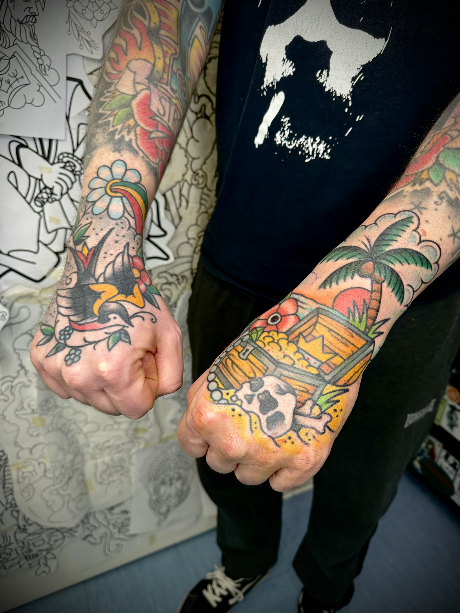 Zwei tätowierte Hände, Hand Tattoo von Salle bei Eine Liebe Tätowiergeschäft in Bochum