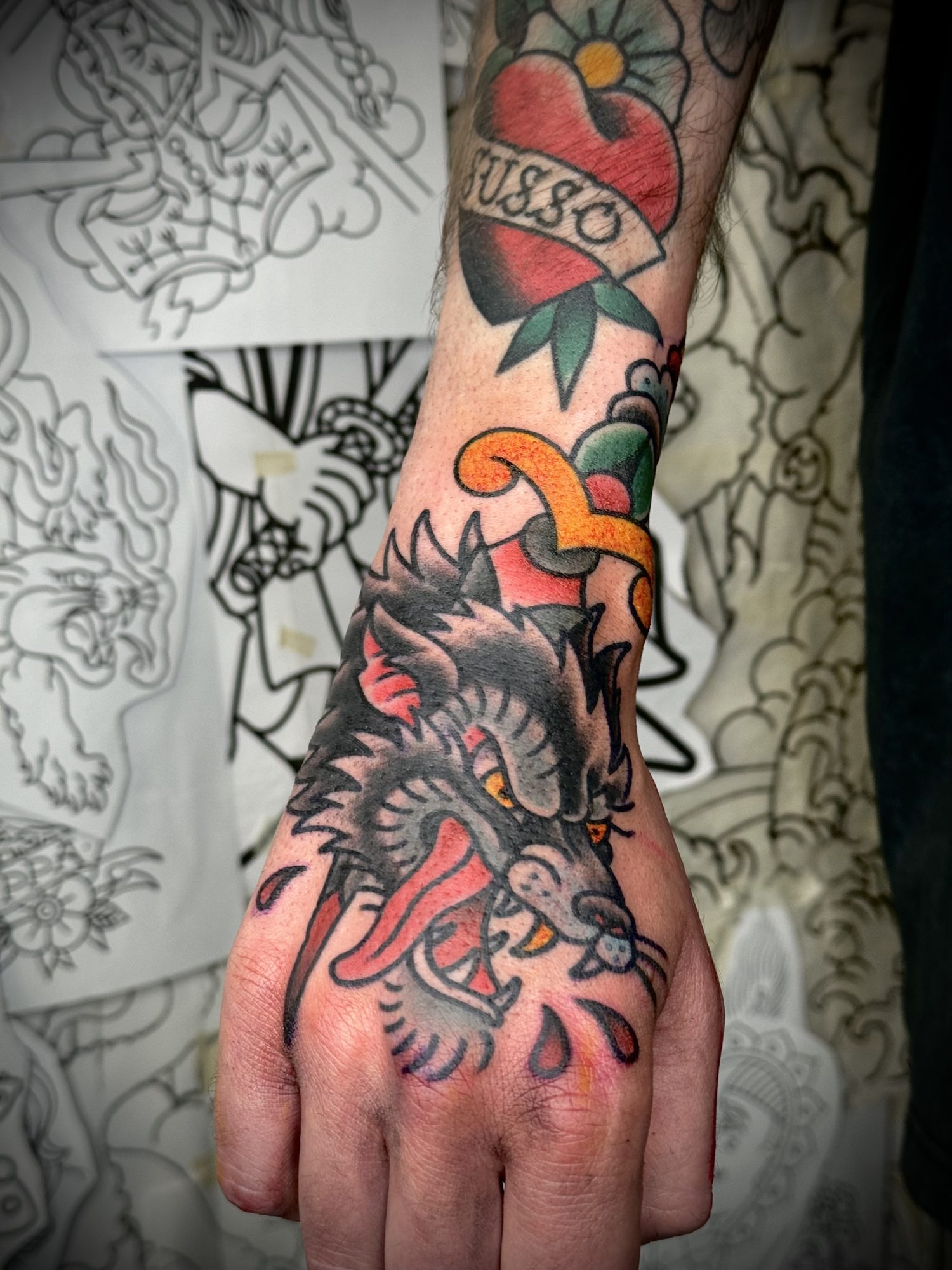 Wolfskopf auf der Hand, Hand Tattoo von Salle bei Eine Liebe Tätowiergeschäft in Bochum