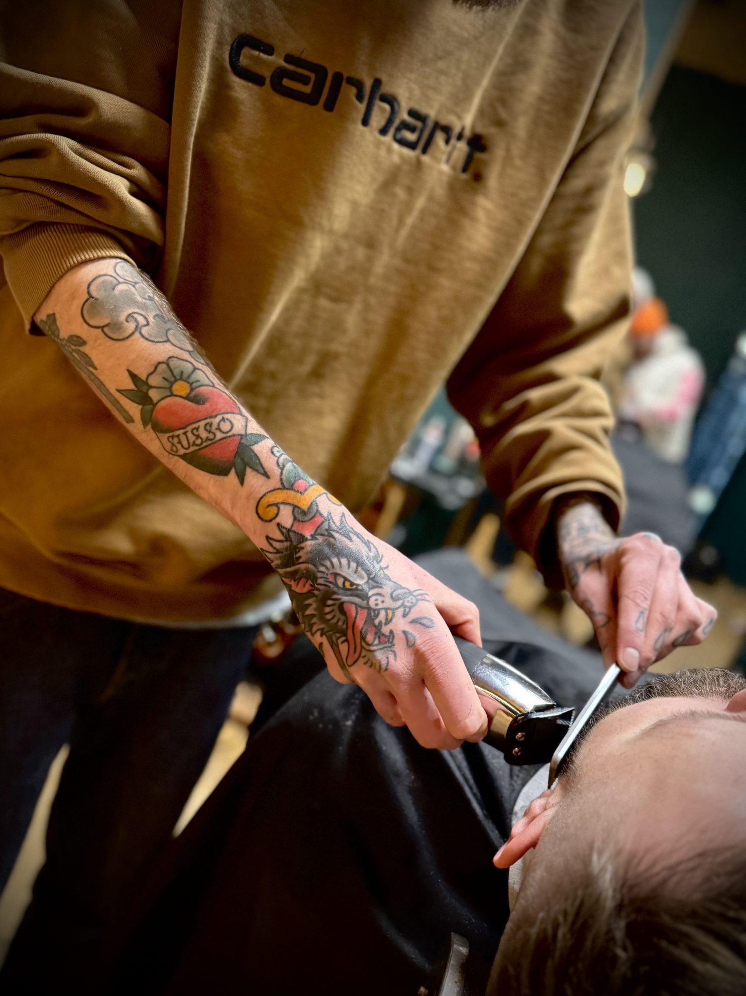 Tätowierter Arm bei der Arbeit, Hand Tattoo von Salle bei Eine Liebe Tätowiergeschäft in Bochum