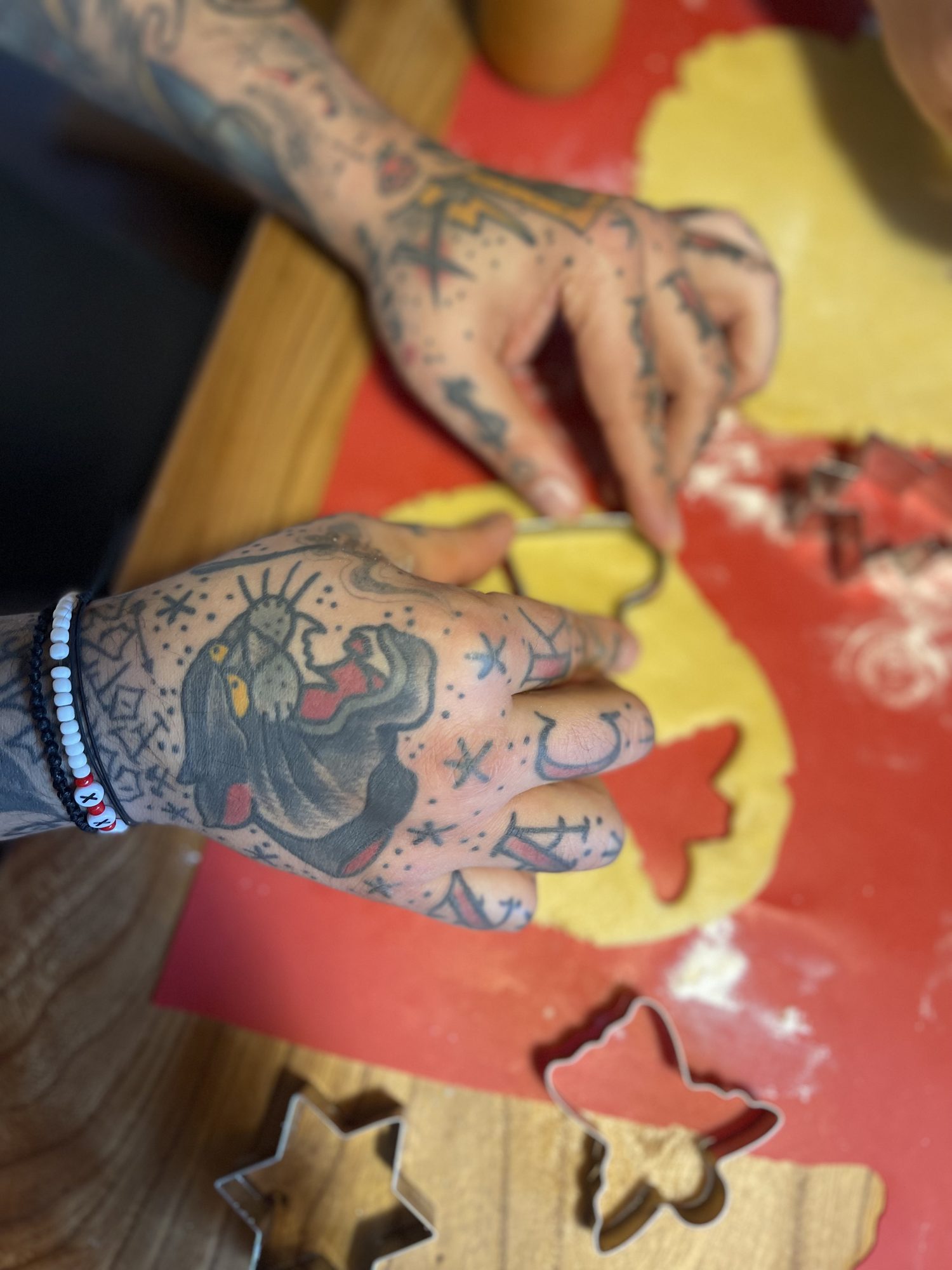 Panther auf der Hand beim Plätzchenbacken, Hand Tattoo von Salle bei Eine Liebe Tätowiergeschäft in Bochum