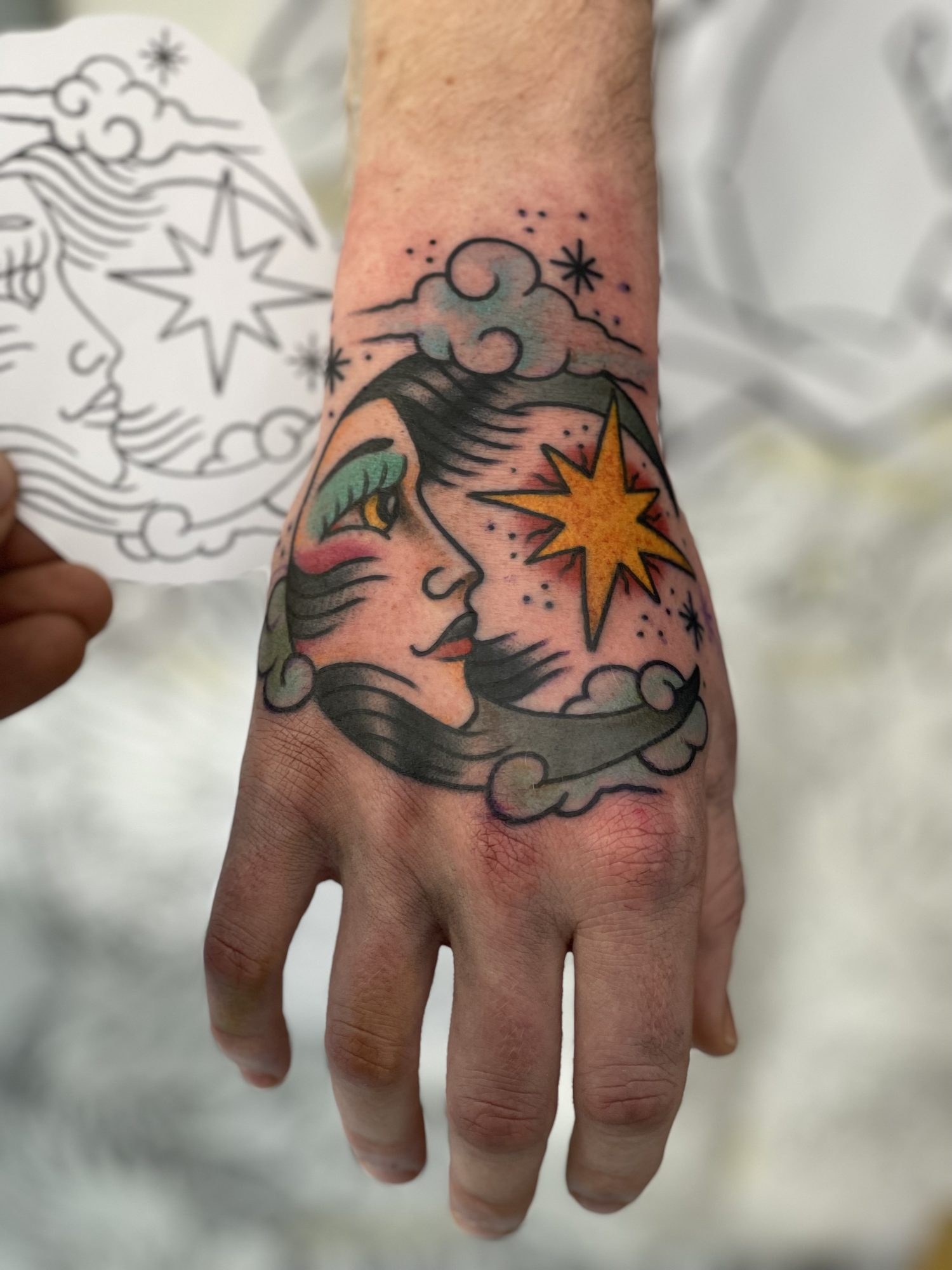 Mondgesicht mit Stern auf der Hand, Hand Tattoo von Salle bei Eine Liebe Tätowiergeschäft in Bochum