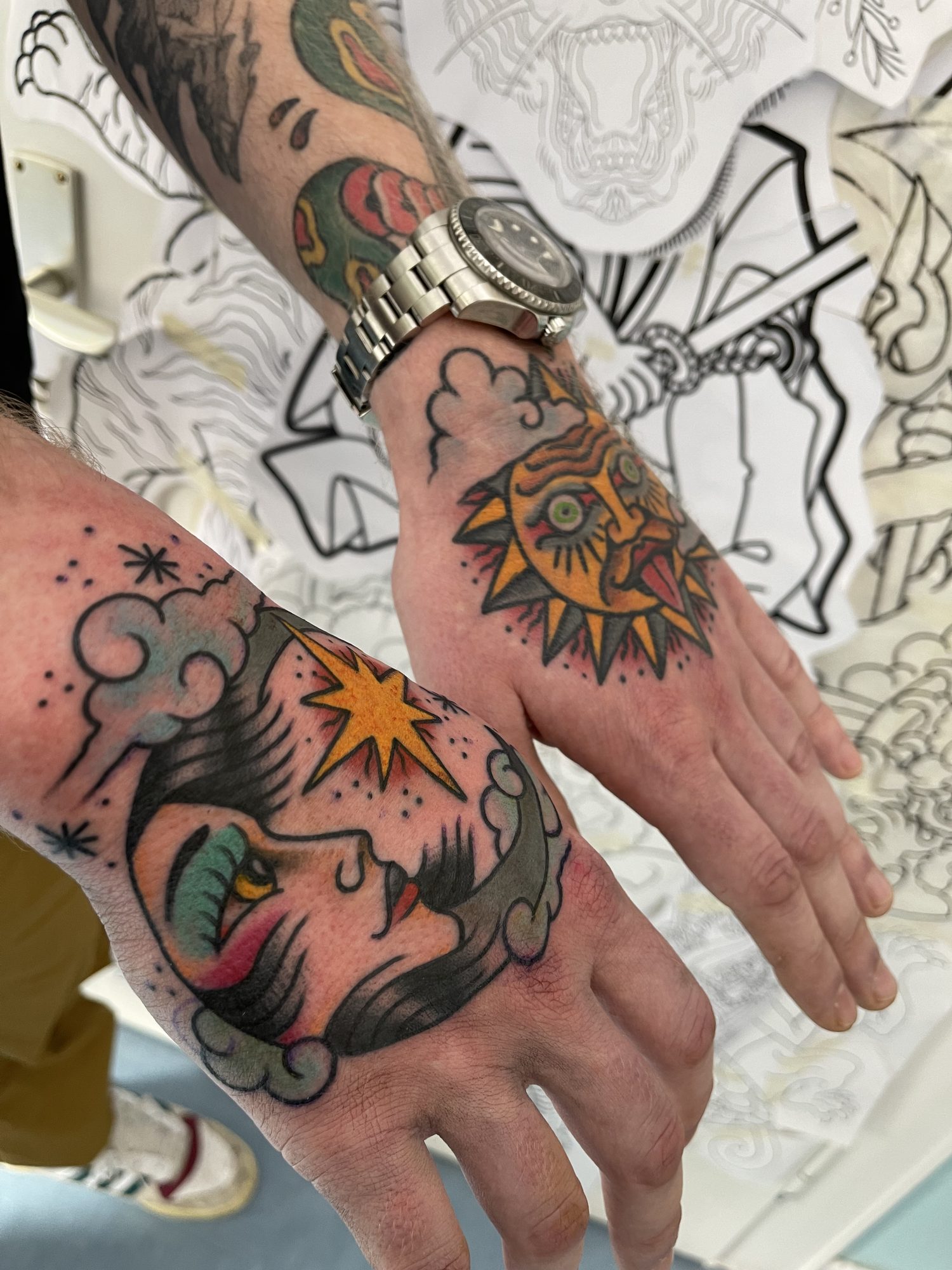 Mond und Sonne auf der Hand, Hand Tattoo von Salle bei Eine Liebe Tätowiergeschäft in Bochum