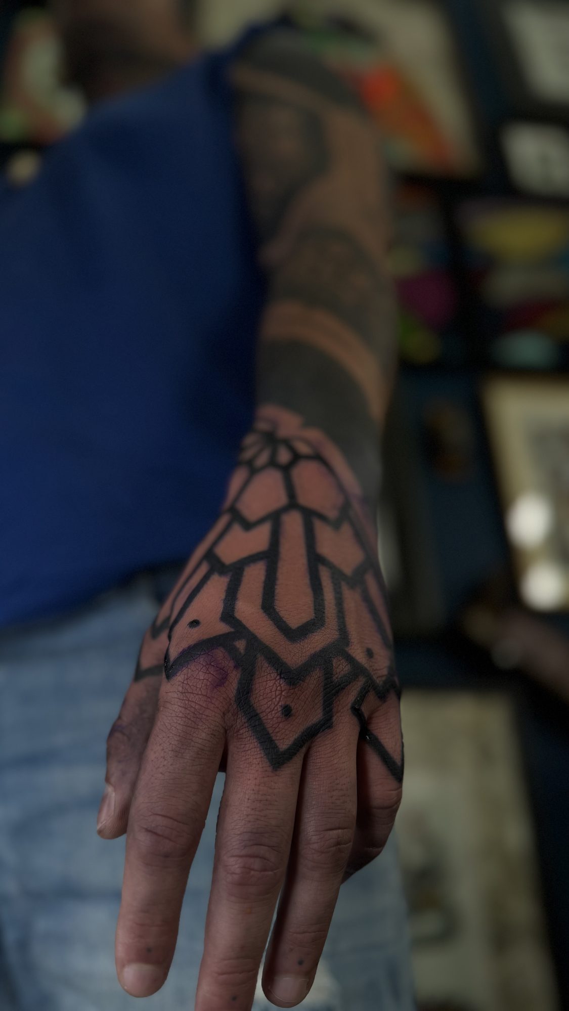Geometrisches Blackwork auf der Hand, Hand Tattoo von Salle bei Eine Liebe Tätowiergeschäft in Bochum
