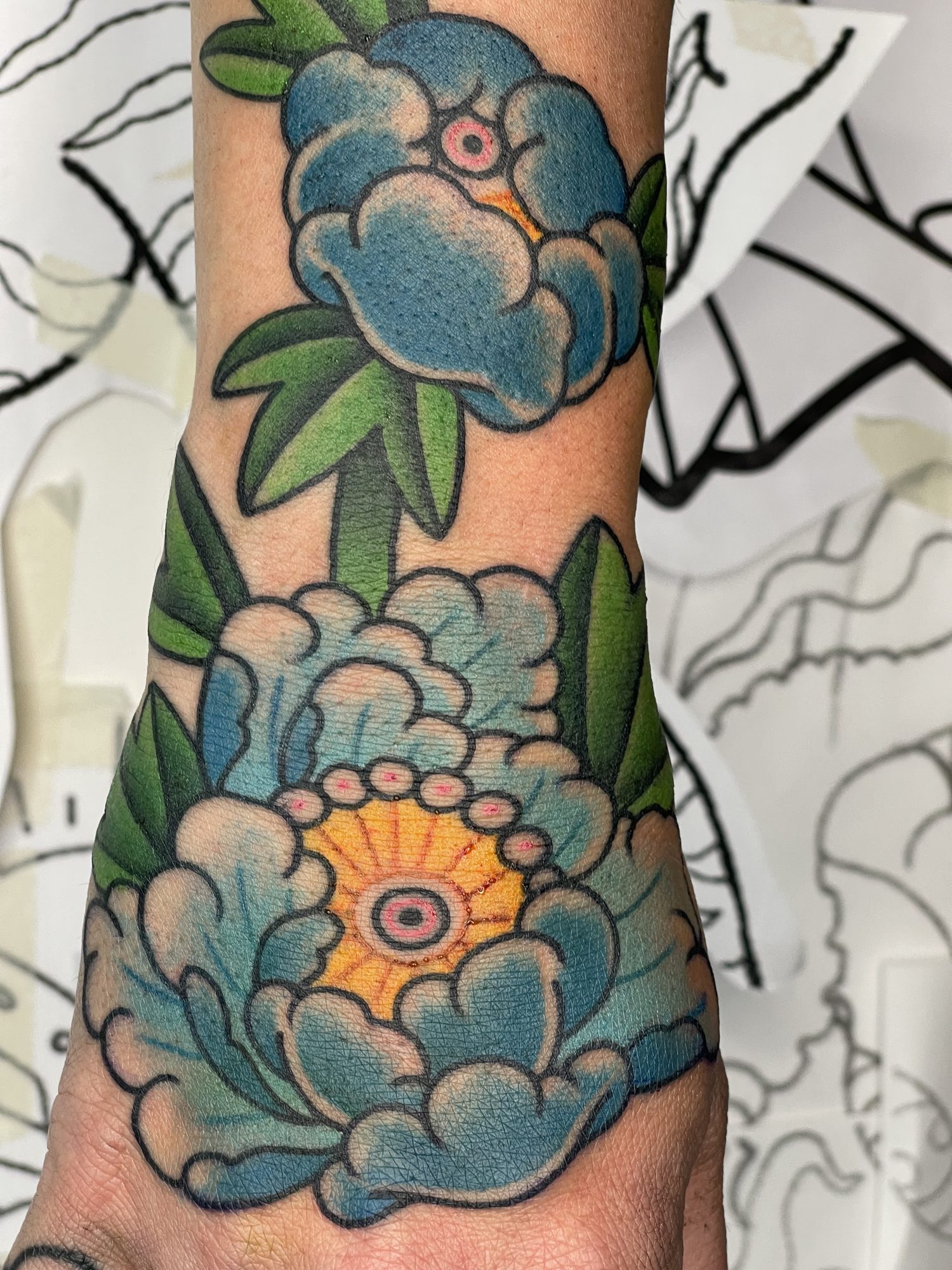 Blaue Pfingstrosen auf der Hand, Hand Tattoo von Salle bei Eine Liebe Tätowiergeschäft in Bochum