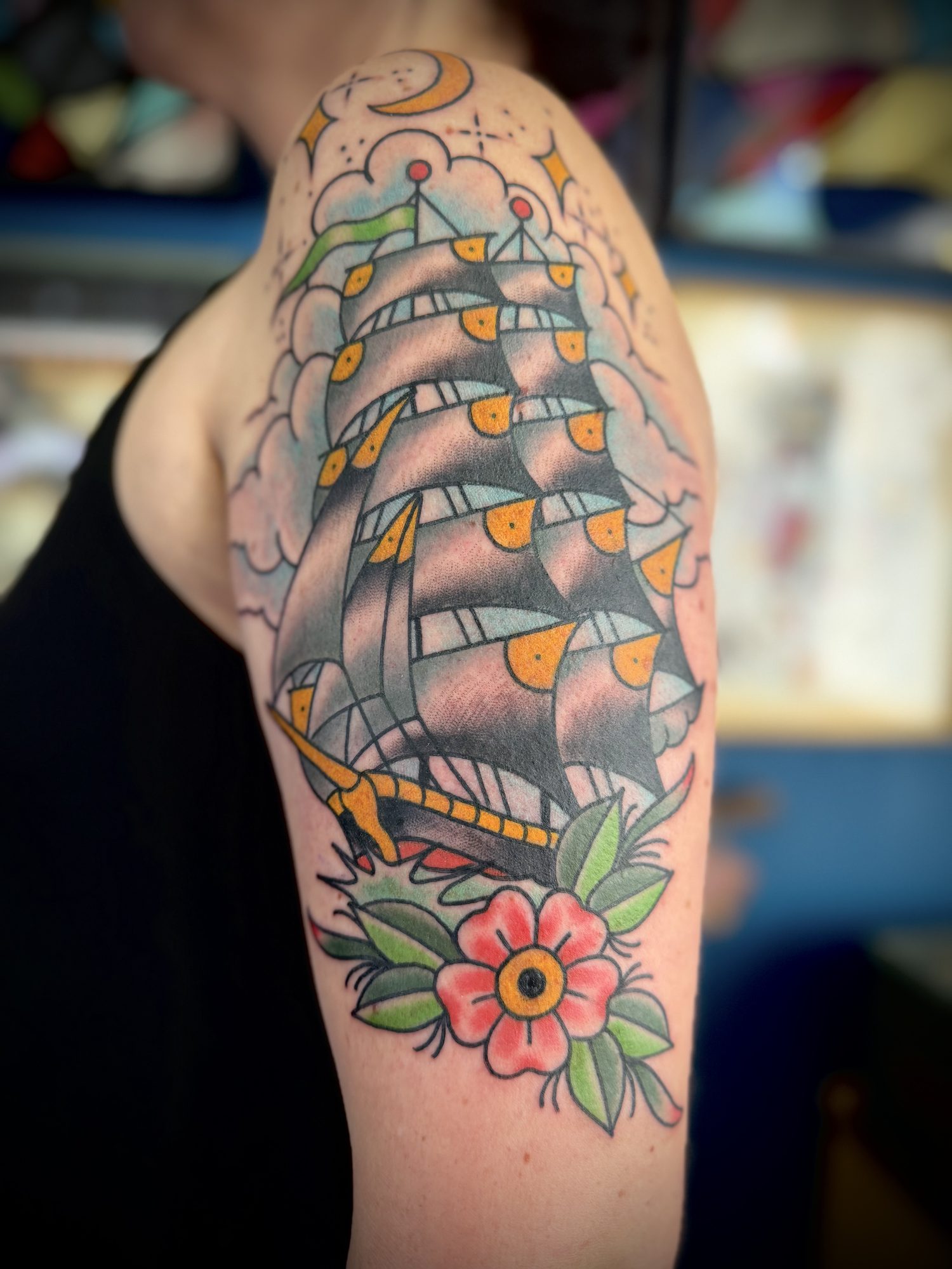 Segelschiff am Oberarm, Maritimes Tattoo von Salle bei Eine Liebe Tätowiergeschäft in Bochum