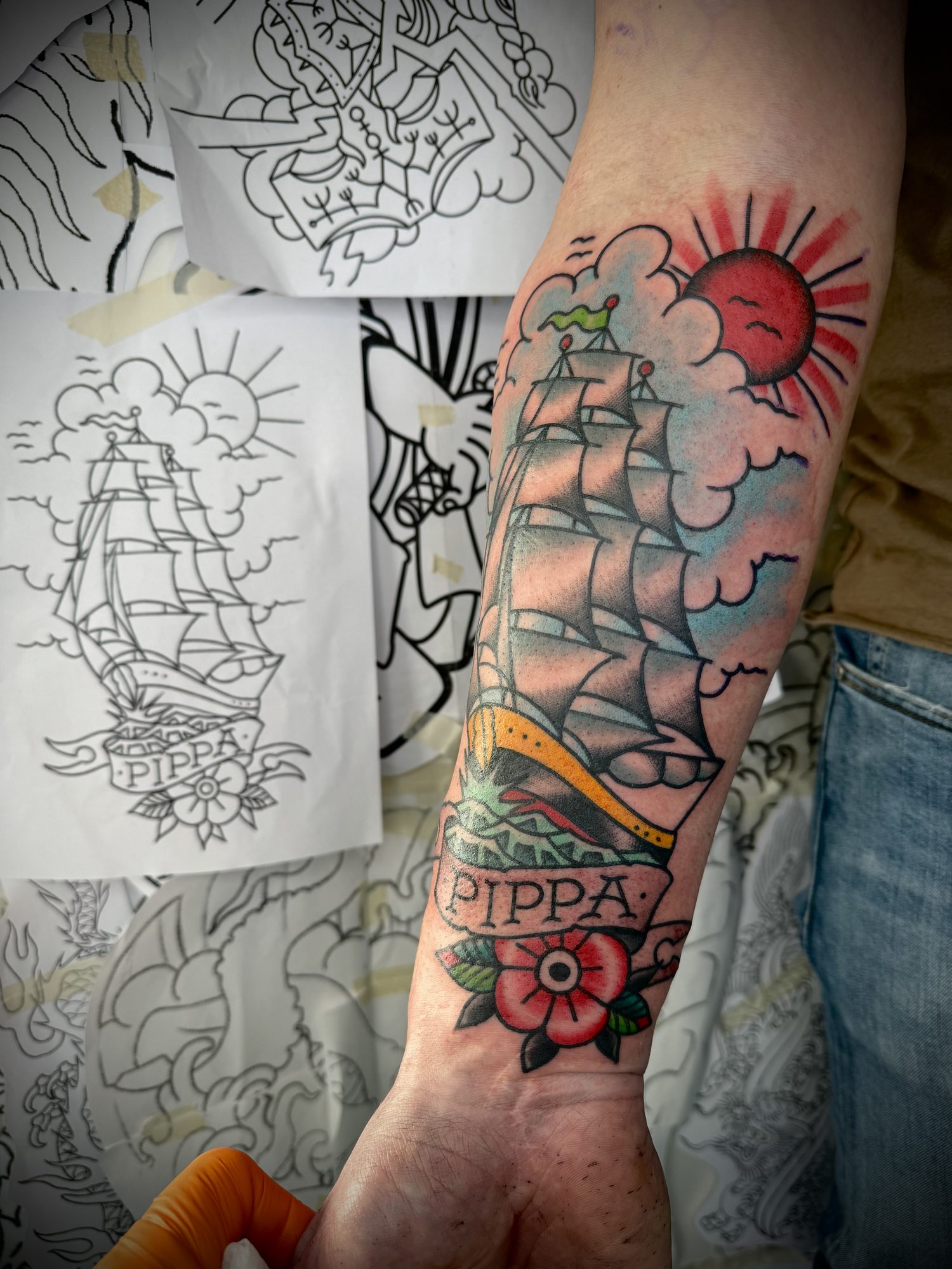 Segelschiff mit Sonne am Unterarm, Maritimes Tattoo von Salle bei Eine Liebe Tätowiergeschäft in Bochum