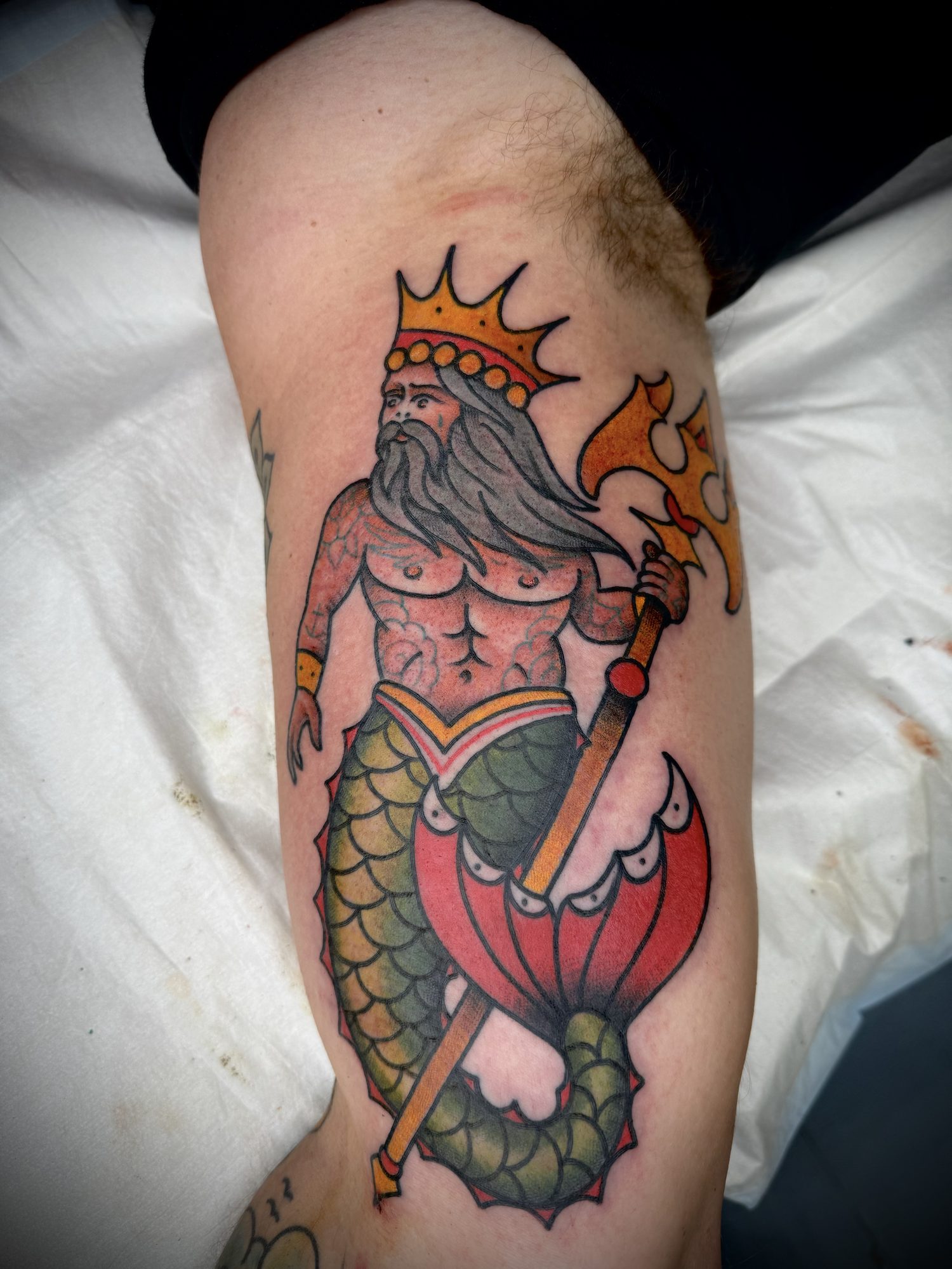 Neptun mit Dreizack am Oberarm, Maritimes Tattoo von Salle bei Eine Liebe Tätowiergeschäft in Bochum