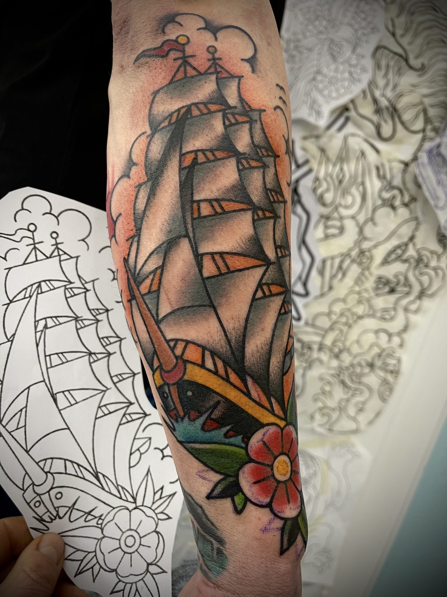 Segelschiff in Wolken am Unterarm, Maritimes Tattoo von Salle bei Eine Liebe Tätowiergeschäft in Bochum