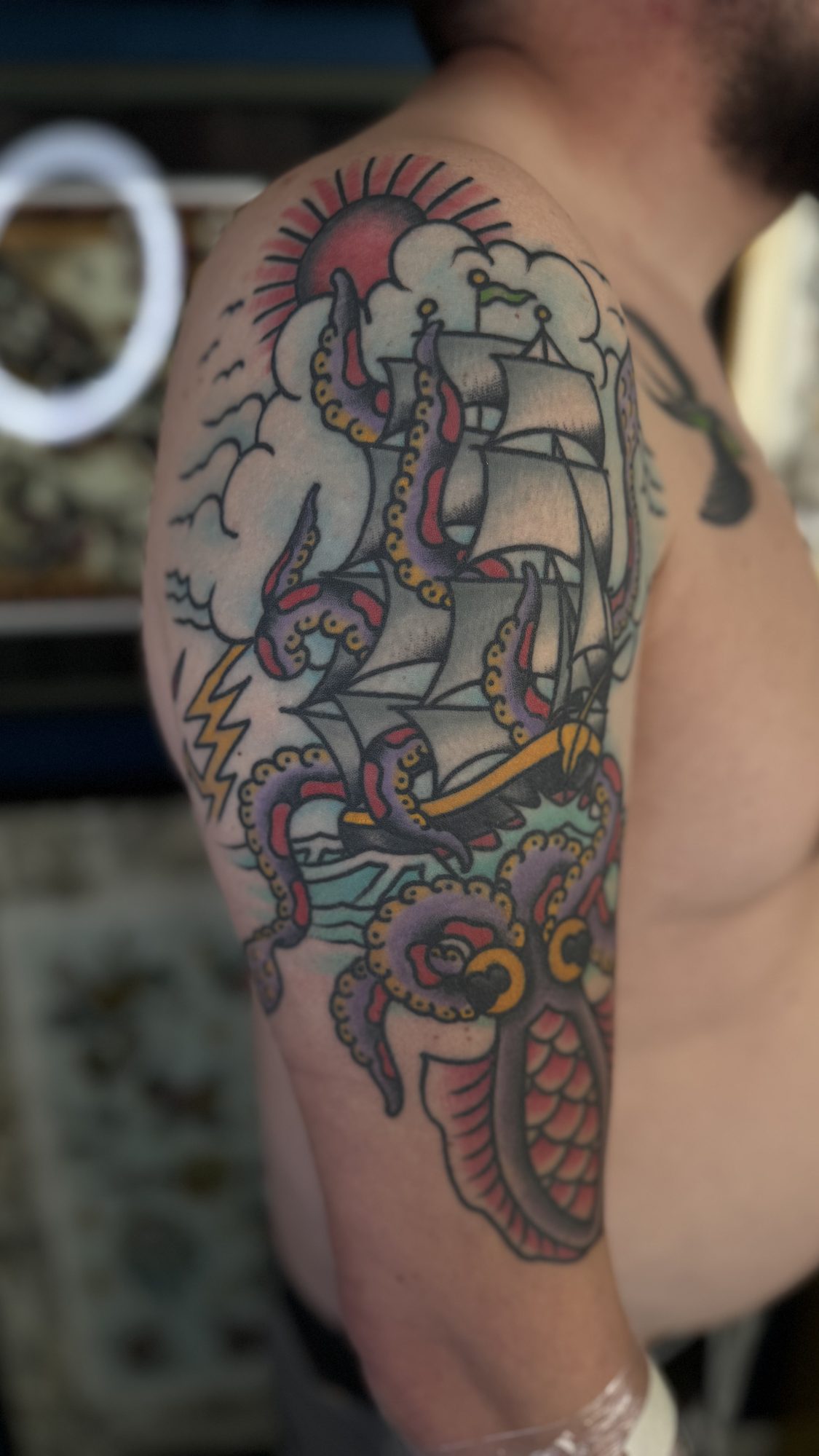 Segelschiff mit Krake am Oberarm, Maritimes Tattoo von Salle bei Eine Liebe Tätowiergeschäft in Bochum