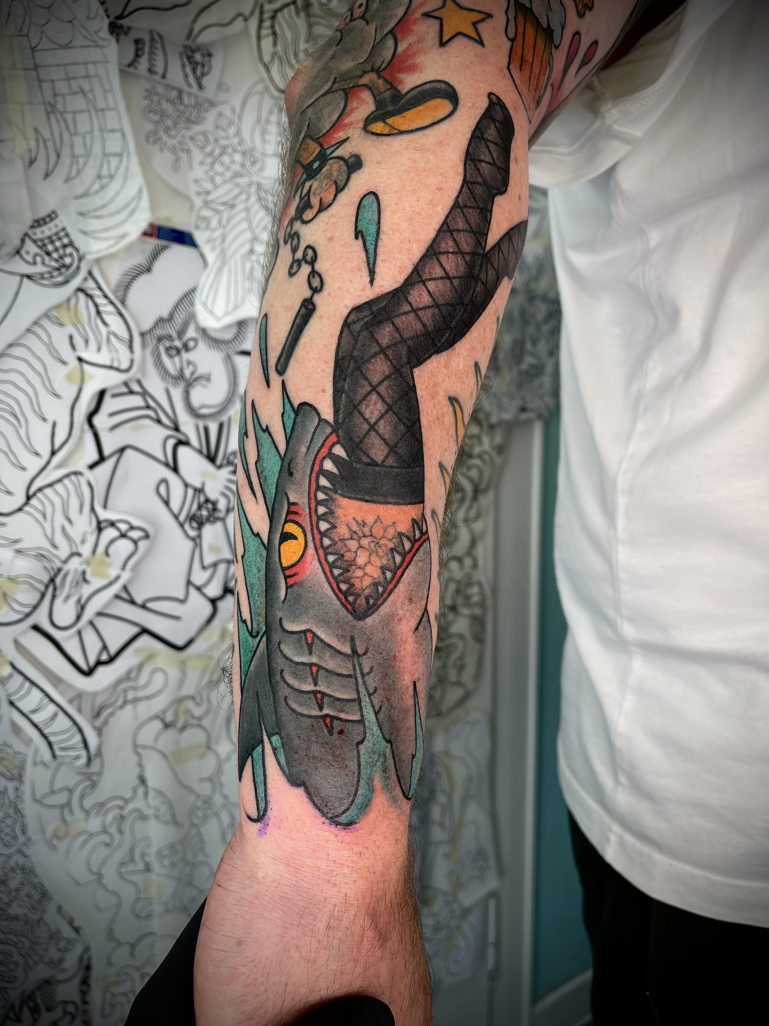 Hai mit Frauenbein am Unterarm, Maritimes Tattoo von Salle bei Eine Liebe Tätowiergeschäft in Bochum