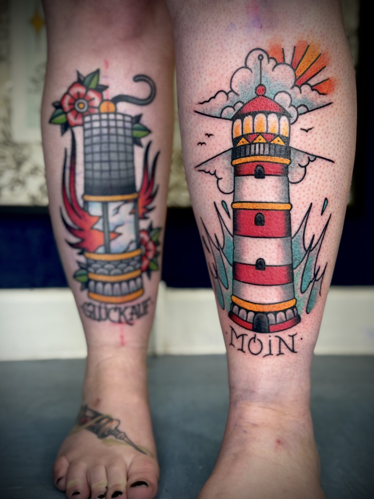 Leuchttürme mit Glückauf und Moin an der Wade, Maritimes Tattoo von Salle bei Eine Liebe Tätowiergeschäft in Bochum