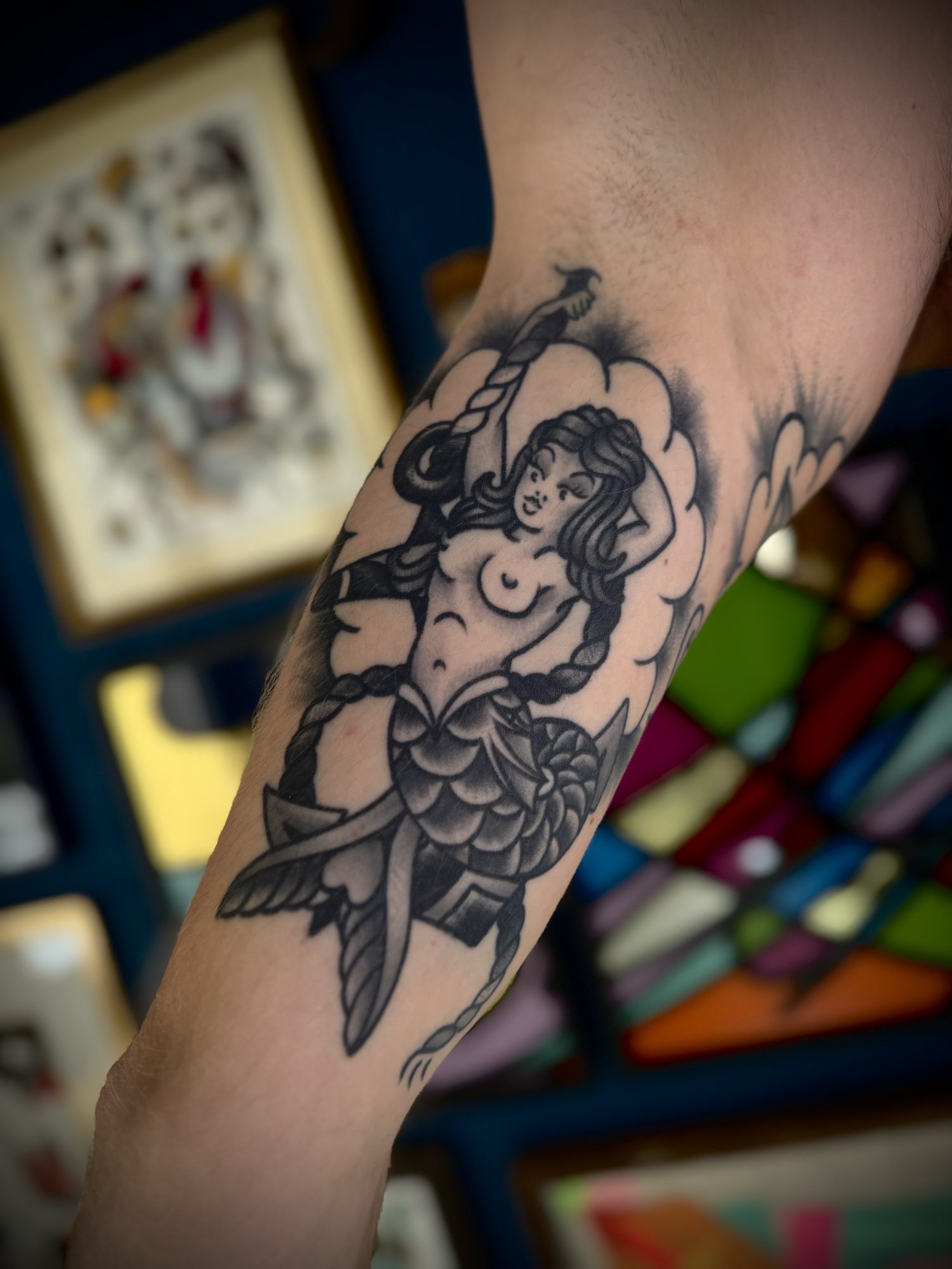Pin-up in Black and Grey am Unterarm, Pin-up Tattoo von Salle bei Eine Liebe Tätowiergeschäft in Bochum
