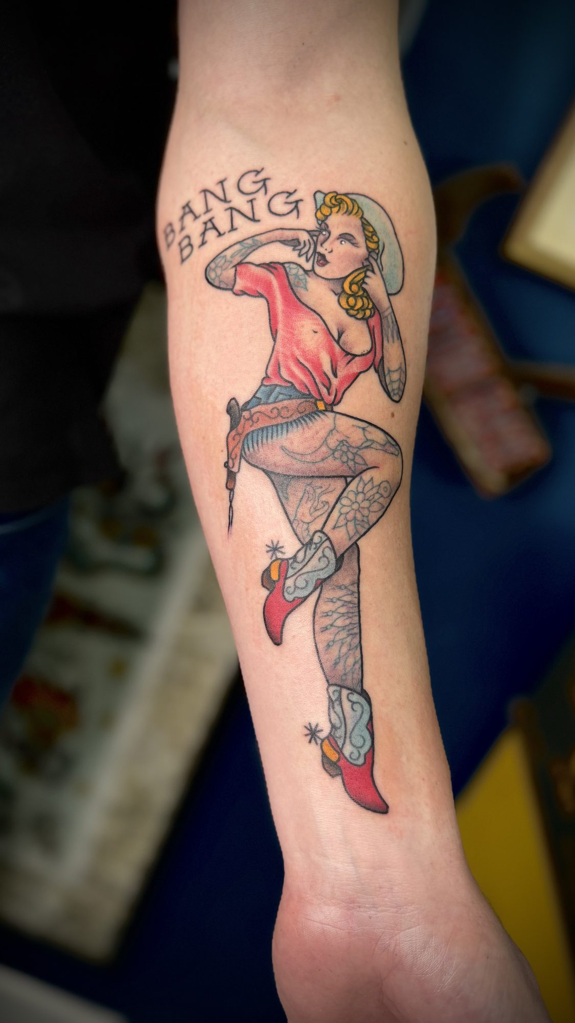 Cowgirl am Unterarm, Pin-up Tattoo von Salle bei Eine Liebe Tätowiergeschäft in Bochum