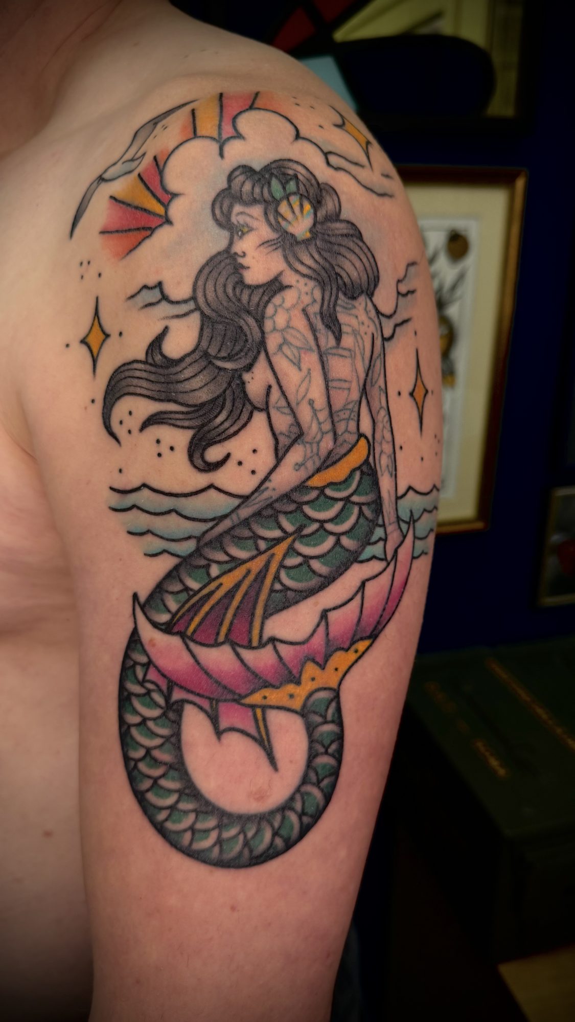 Meerjungfrau am Oberarm, Pin-up Tattoo von Salle bei Eine Liebe Tätowiergeschäft in Bochum