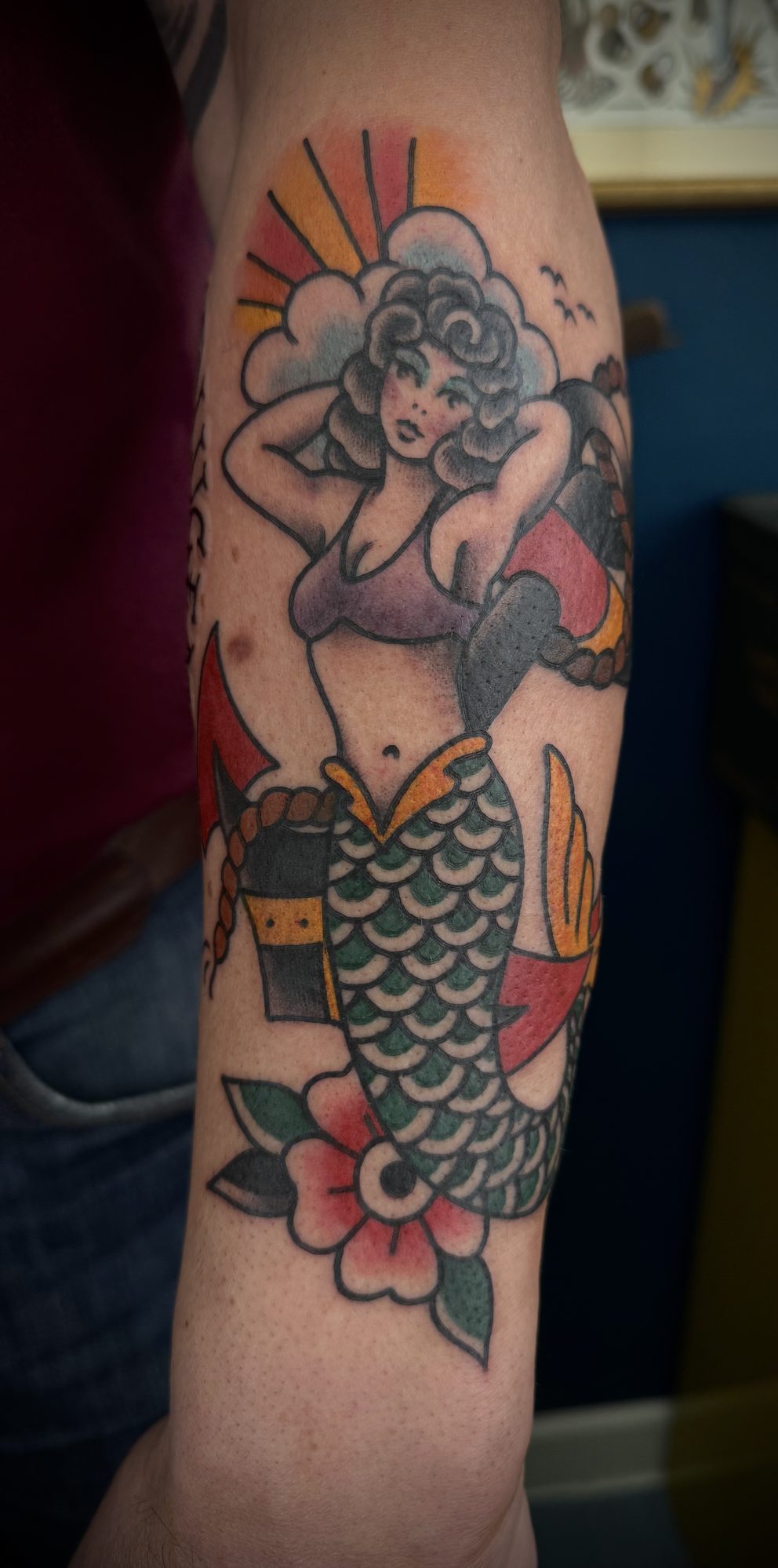 Meerjungfrau vor Sonne am Unterarm, Pin-up Tattoo von Salle bei Eine Liebe Tätowiergeschäft in Bochum