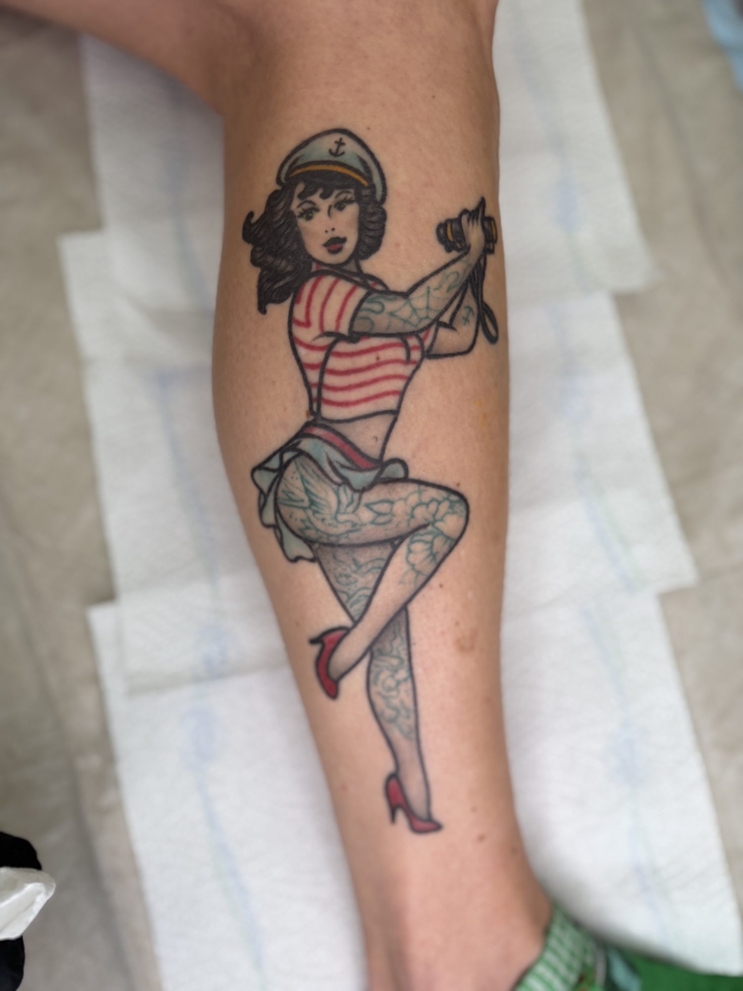 Matrosen-Pin-up am Unterarm, Pin-up Tattoo von Salle bei Eine Liebe Tätowiergeschäft in Bochum