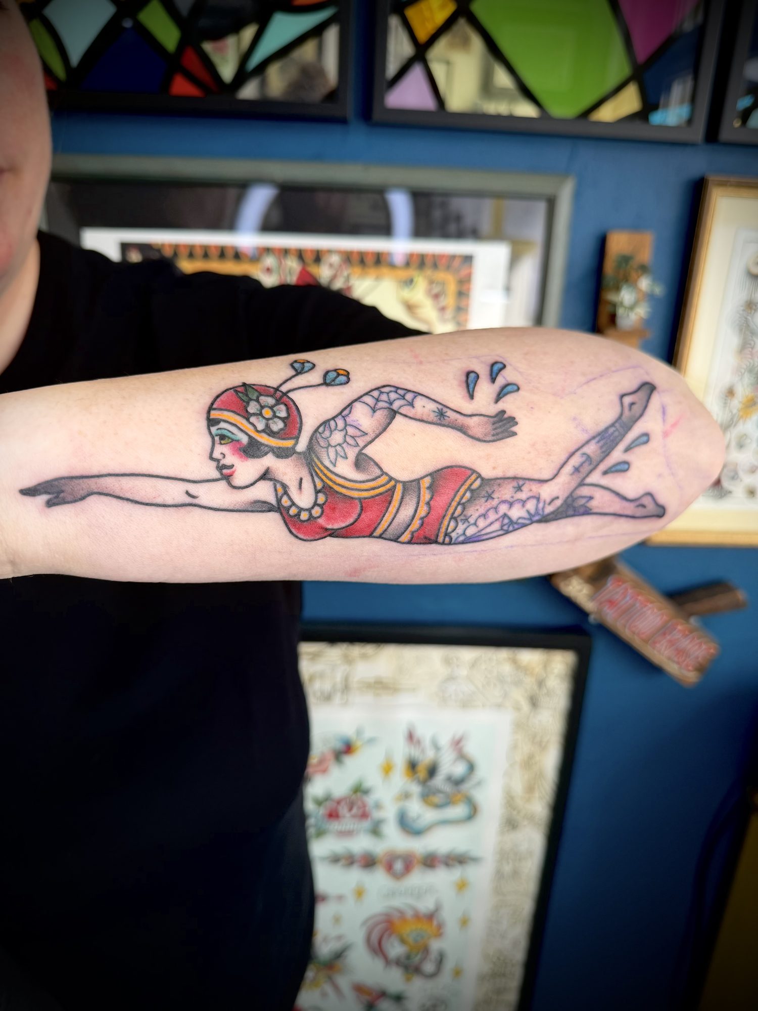 Schwimmerin am Unterarm, Pin-up Tattoo von Salle bei Eine Liebe Tätowiergeschäft in Bochum
