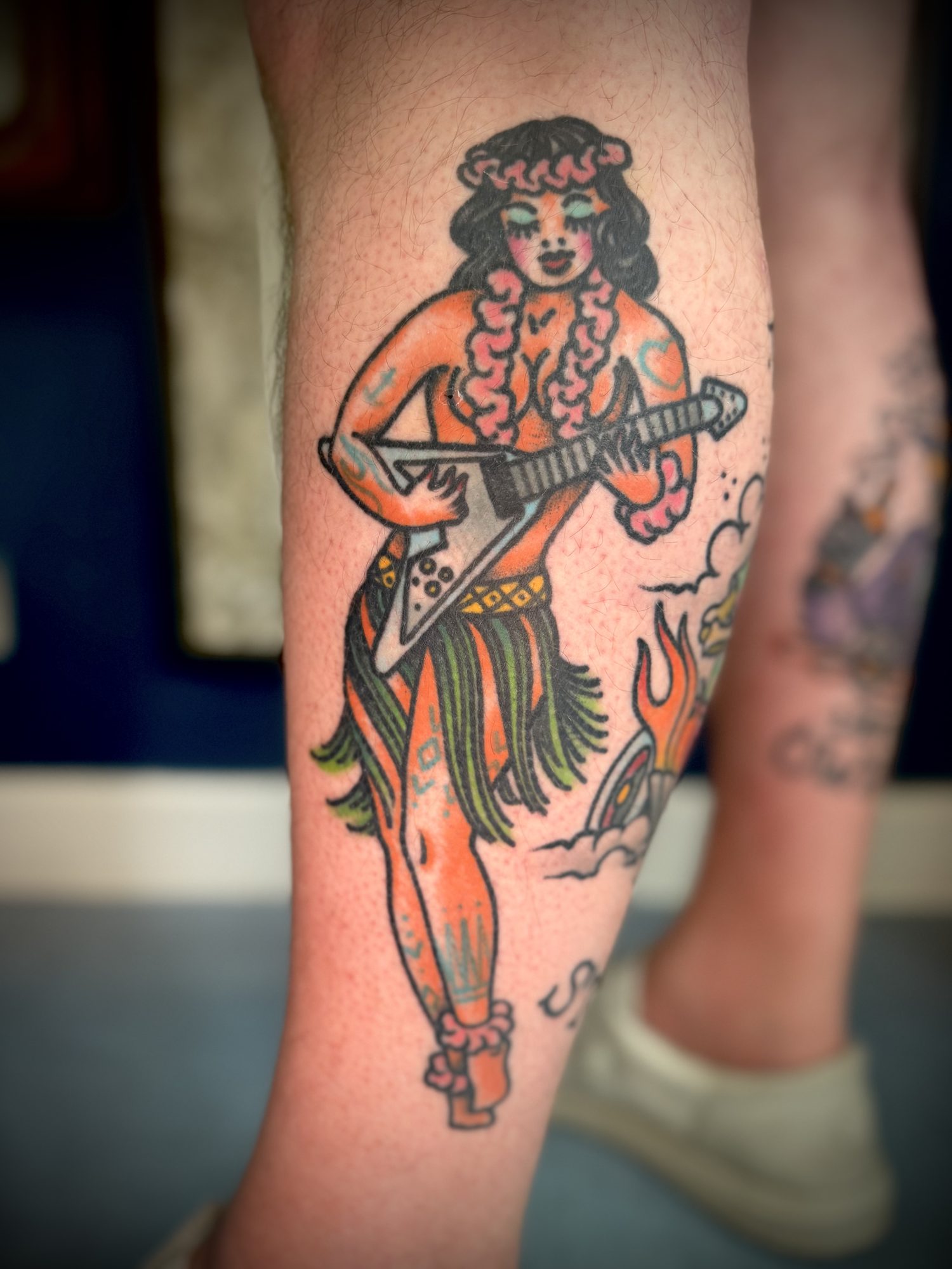 Hula-Girl mit E-Gitarre an der Wade, Pin-up Tattoo von Salle bei Eine Liebe Tätowiergeschäft in Bochum