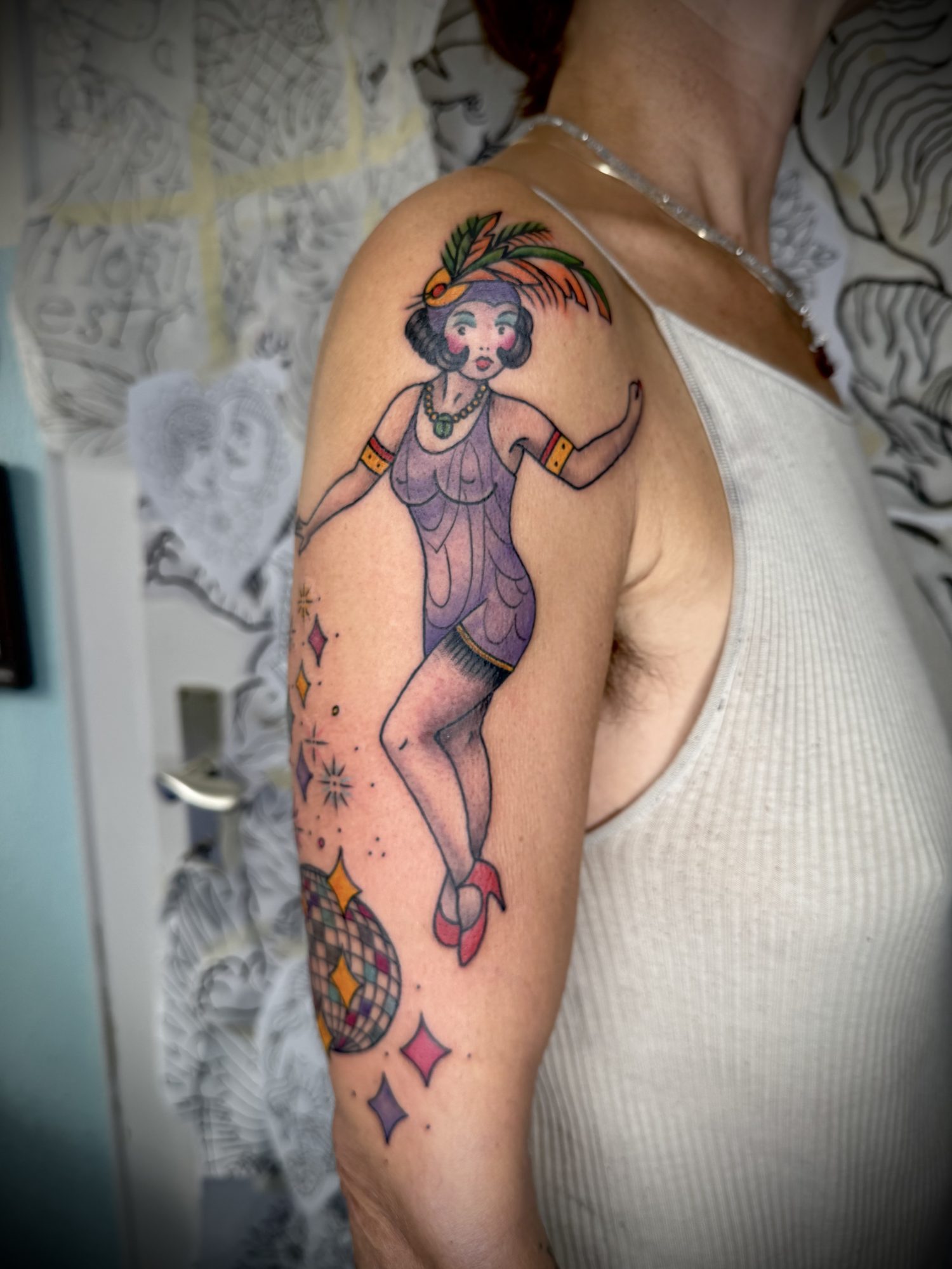 Flapper-Girl am Oberarm, Pin-up Tattoo von Salle bei Eine Liebe Tätowiergeschäft in Bochum
