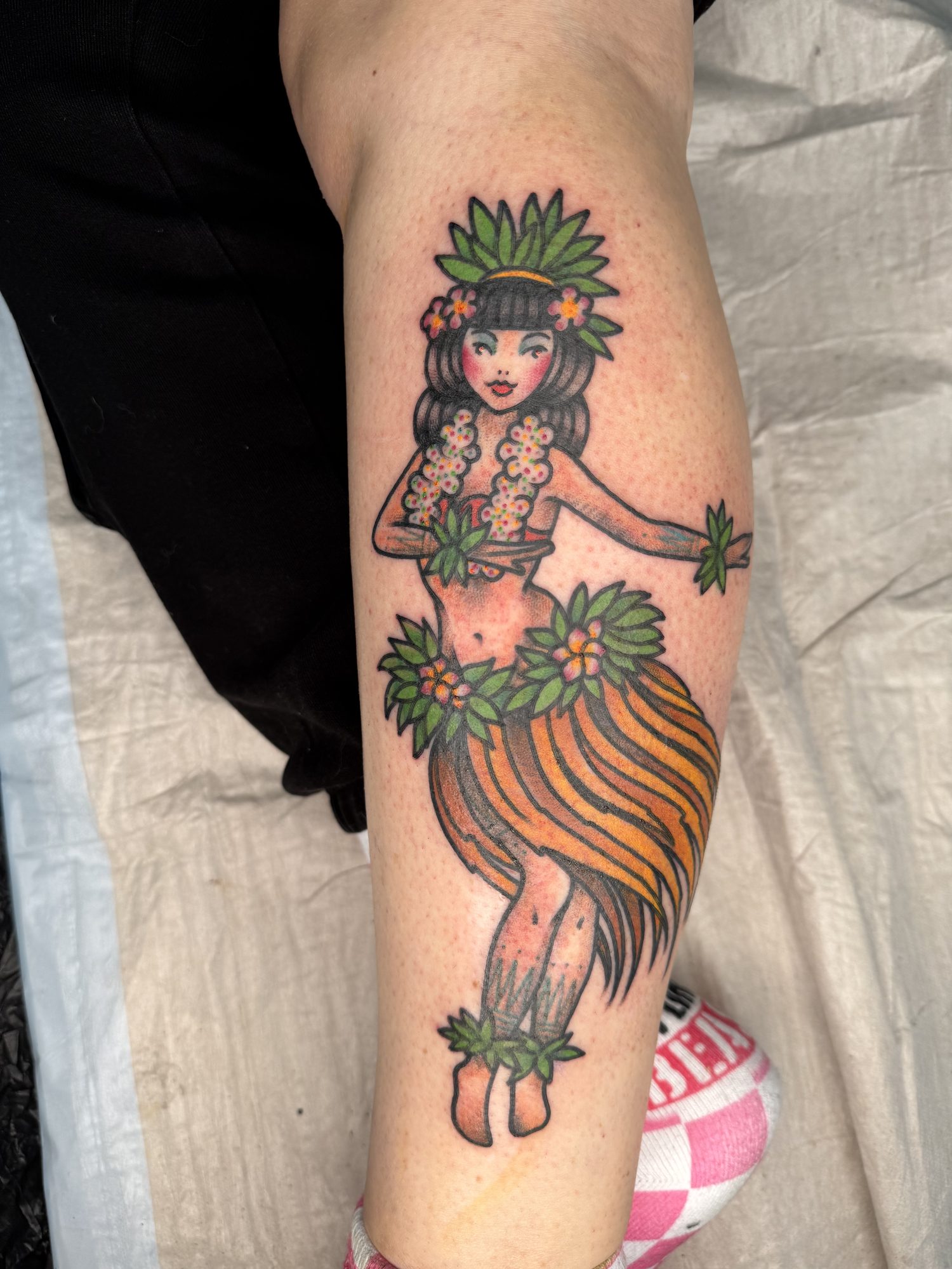 Hula-Tänzerin an der Wade, Pin-up Tattoo von Salle bei Eine Liebe Tätowiergeschäft in Bochum