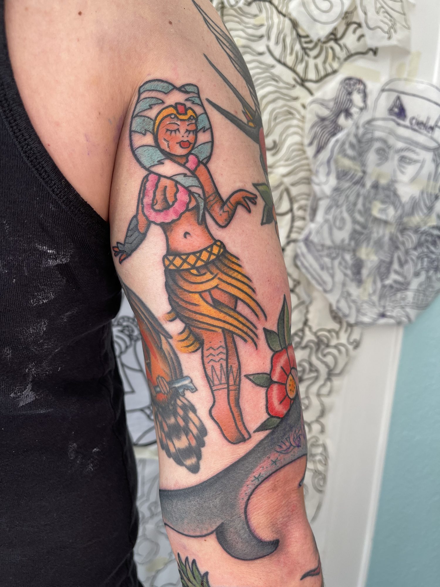 Alien-Pin-up am Oberarm, Pin-up Tattoo von Salle bei Eine Liebe Tätowiergeschäft in Bochum