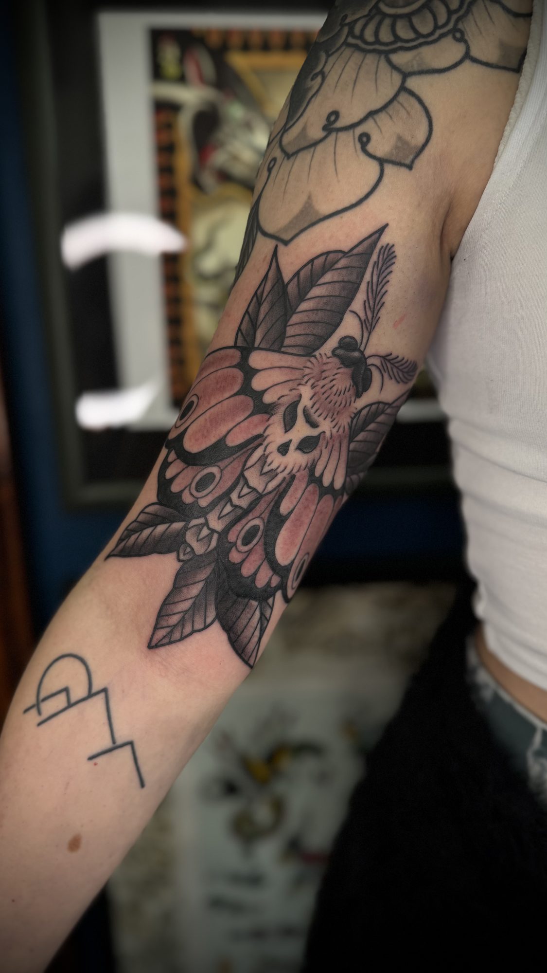 Motte mit Blättern am Oberarm, Tier Tattoo von Salle bei Eine Liebe Tätowiergeschäft in Bochum