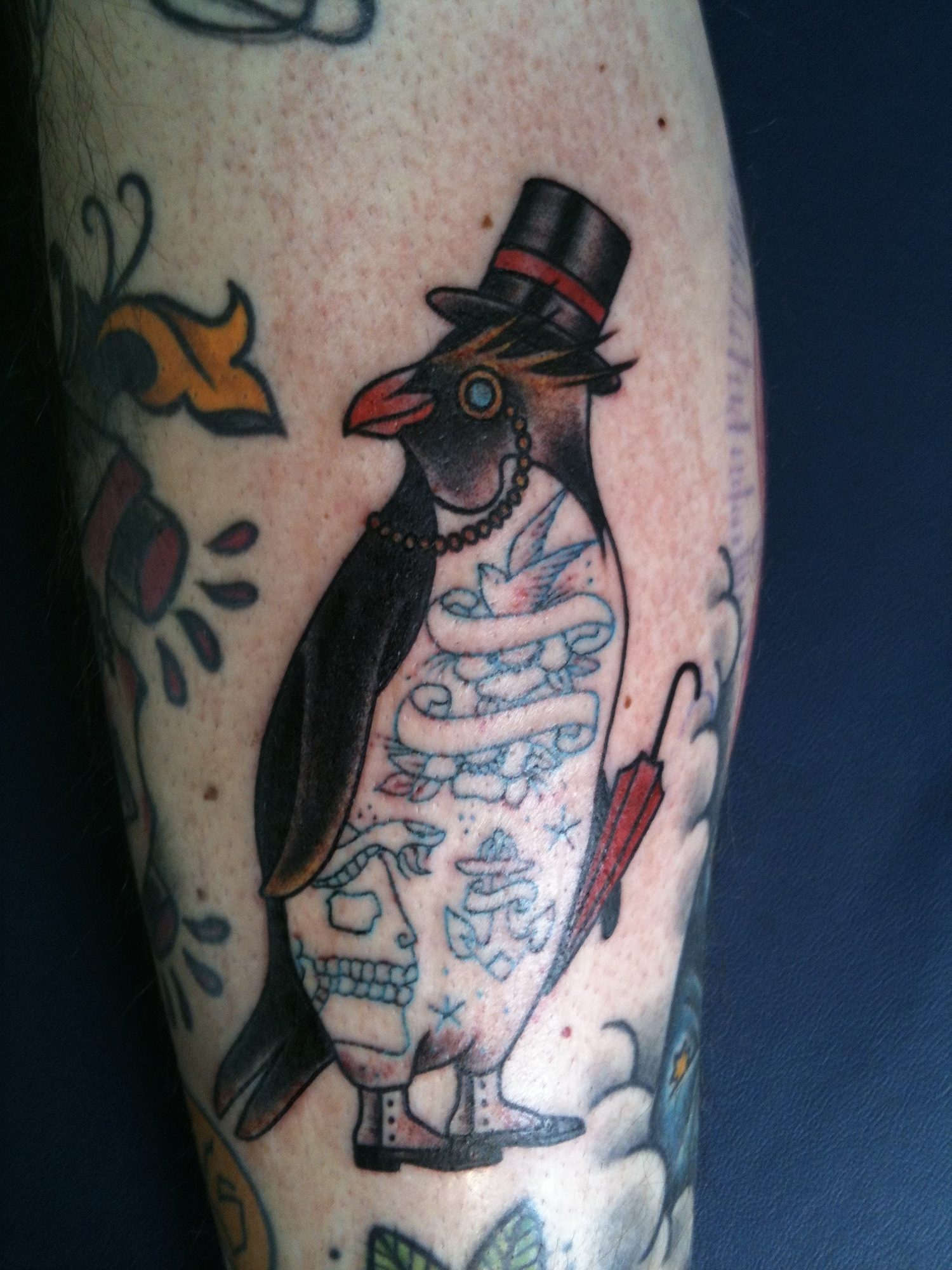Pinguin mit Zylinder an der Wade, Tier Tattoo von Salle bei Eine Liebe Tätowiergeschäft in Bochum