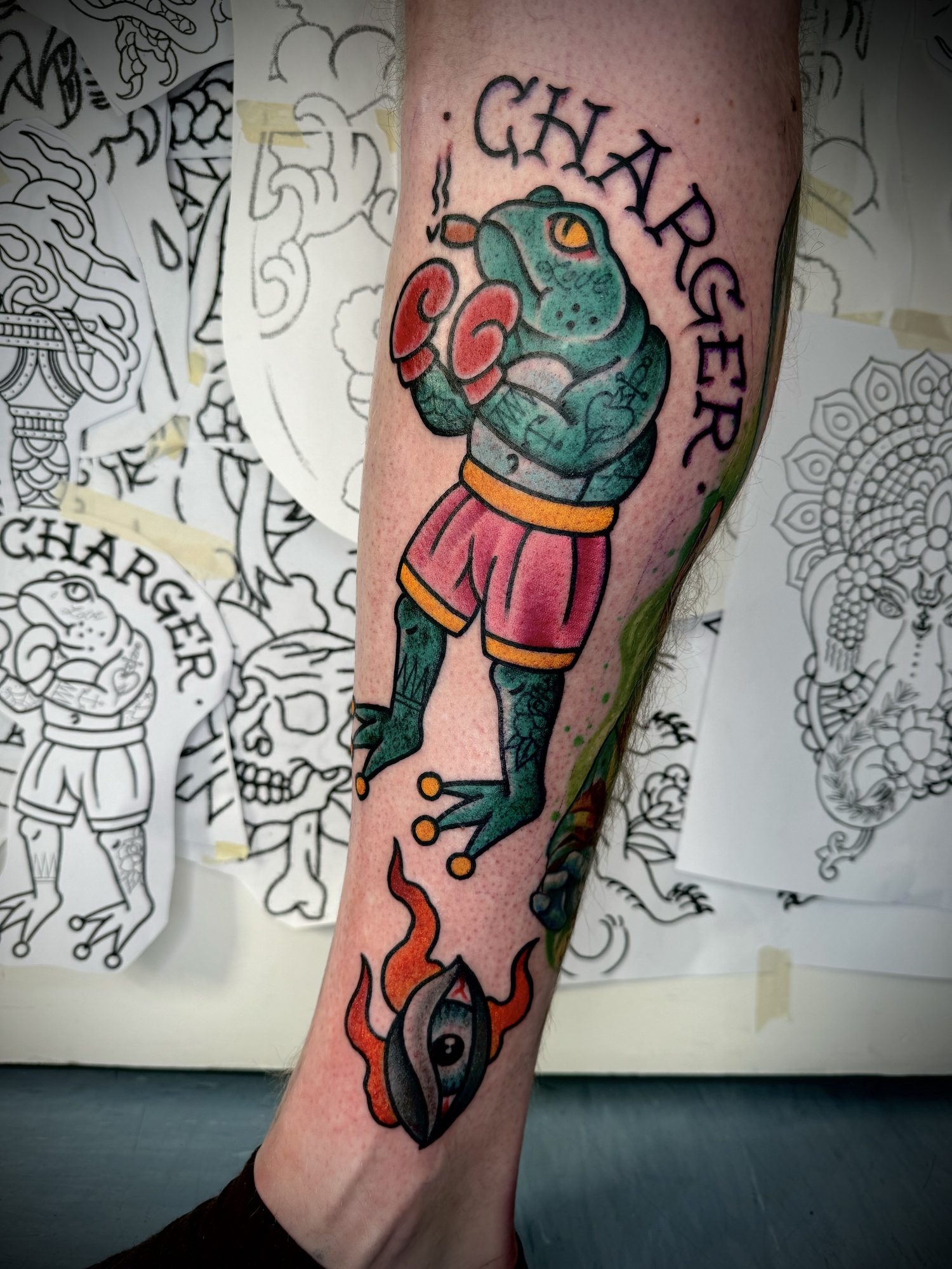 Boxender Frosch an der Wade, Tier Tattoo von Salle bei Eine Liebe Tätowiergeschäft in Bochum