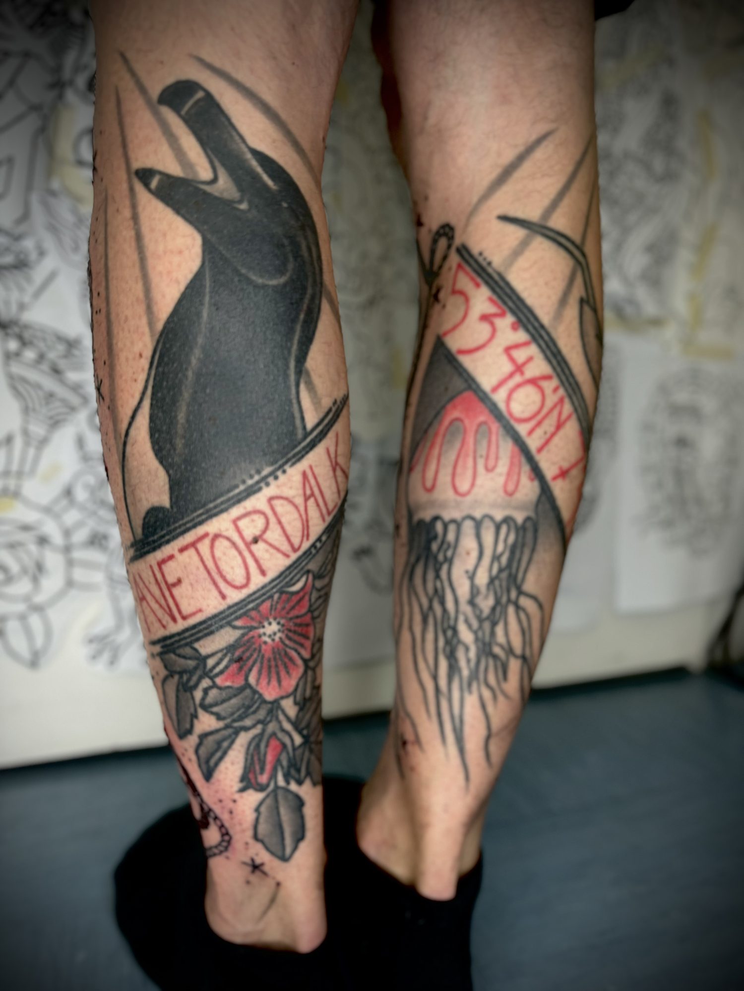 Rabe mit Banner und Qualle an der Wade, Tier Tattoo von Salle bei Eine Liebe Tätowiergeschäft in Bochum