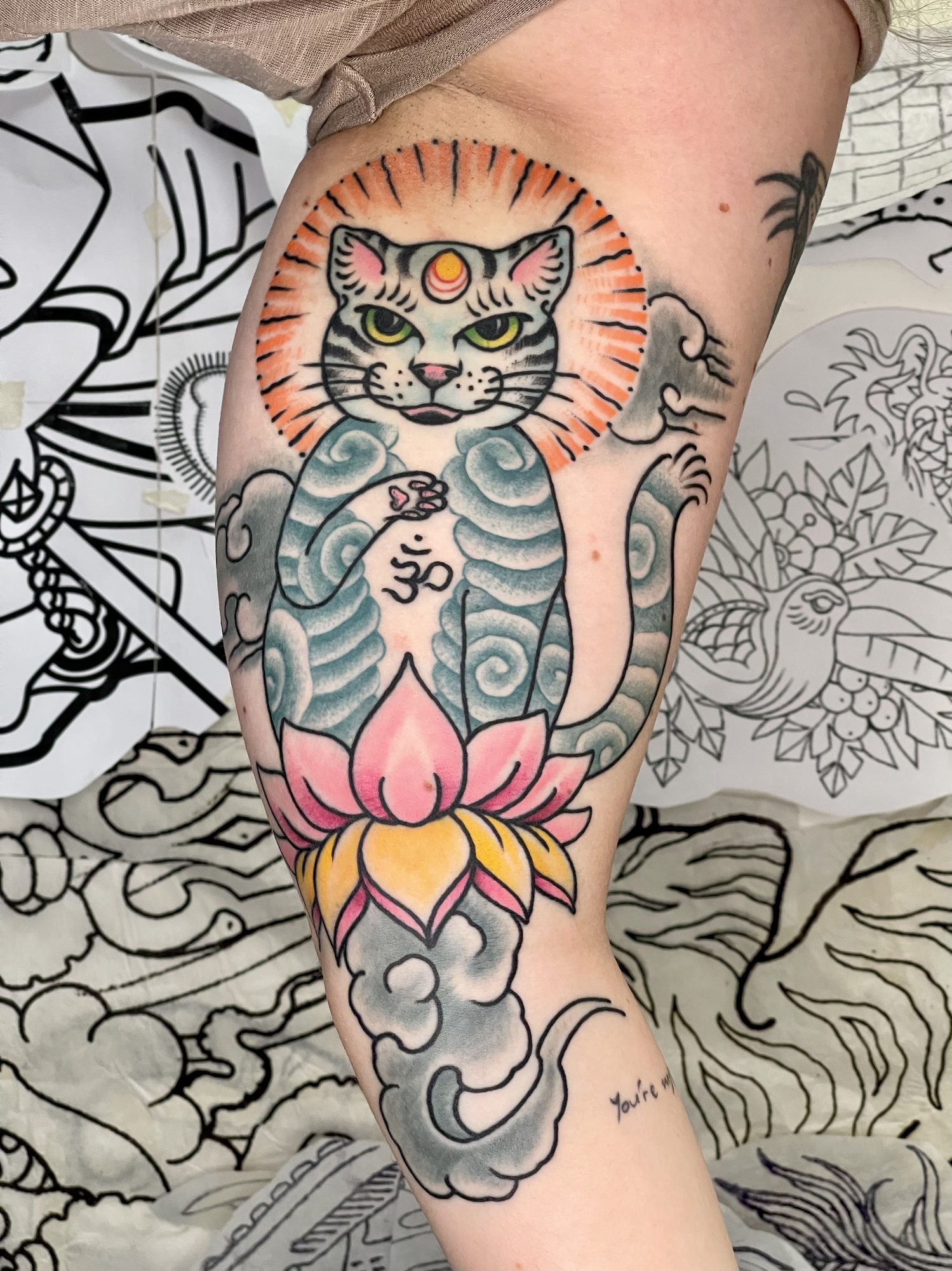 Katze auf Lotusblüte am Oberarm, Tier Tattoo von Salle bei Eine Liebe Tätowiergeschäft in Bochum