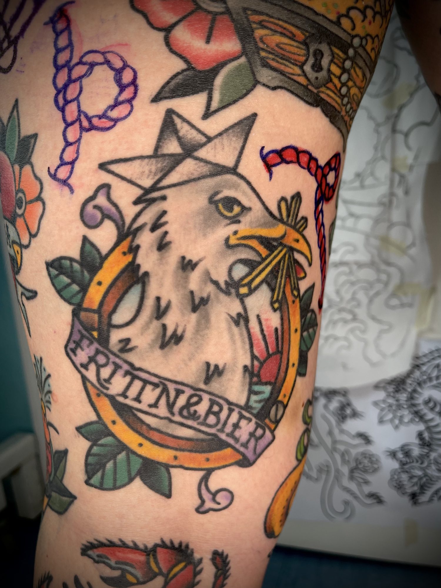 Adler im Hufeisen am Oberarm, Tier Tattoo von Salle bei Eine Liebe Tätowiergeschäft in Bochum