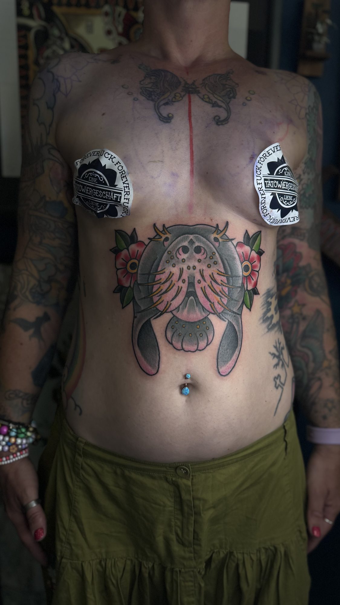 Pferd im Hufeisen am Bauch, Tier Tattoo von Salle bei Eine Liebe Tätowiergeschäft in Bochum