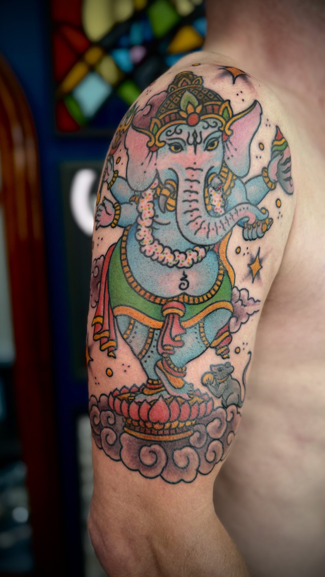 Ganesha am Oberarm, Tier Tattoo von Salle bei Eine Liebe Tätowiergeschäft in Bochum