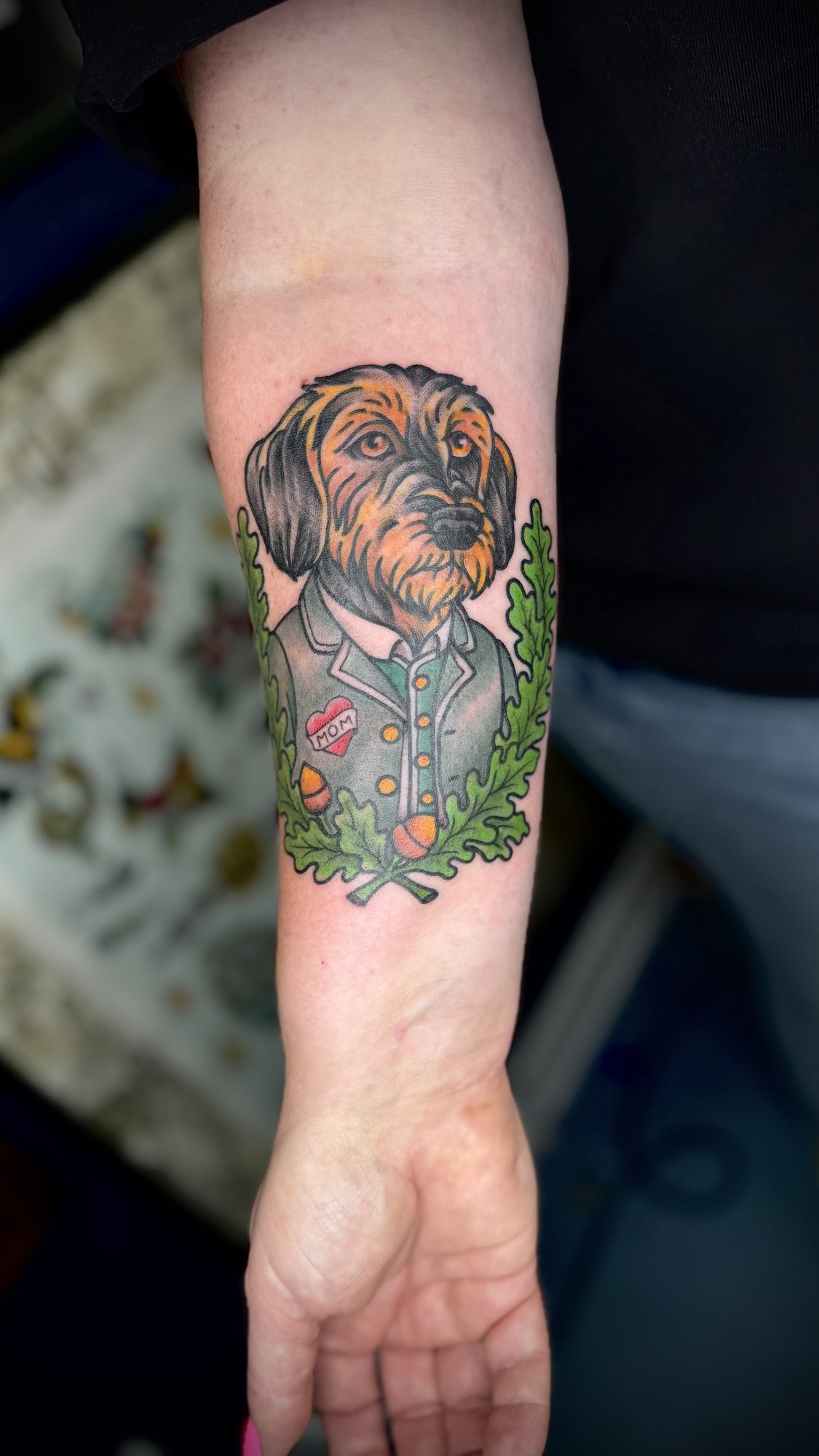 Hund im Anzug am Unterarm, Tier Tattoo von Salle bei Eine Liebe Tätowiergeschäft in Bochum