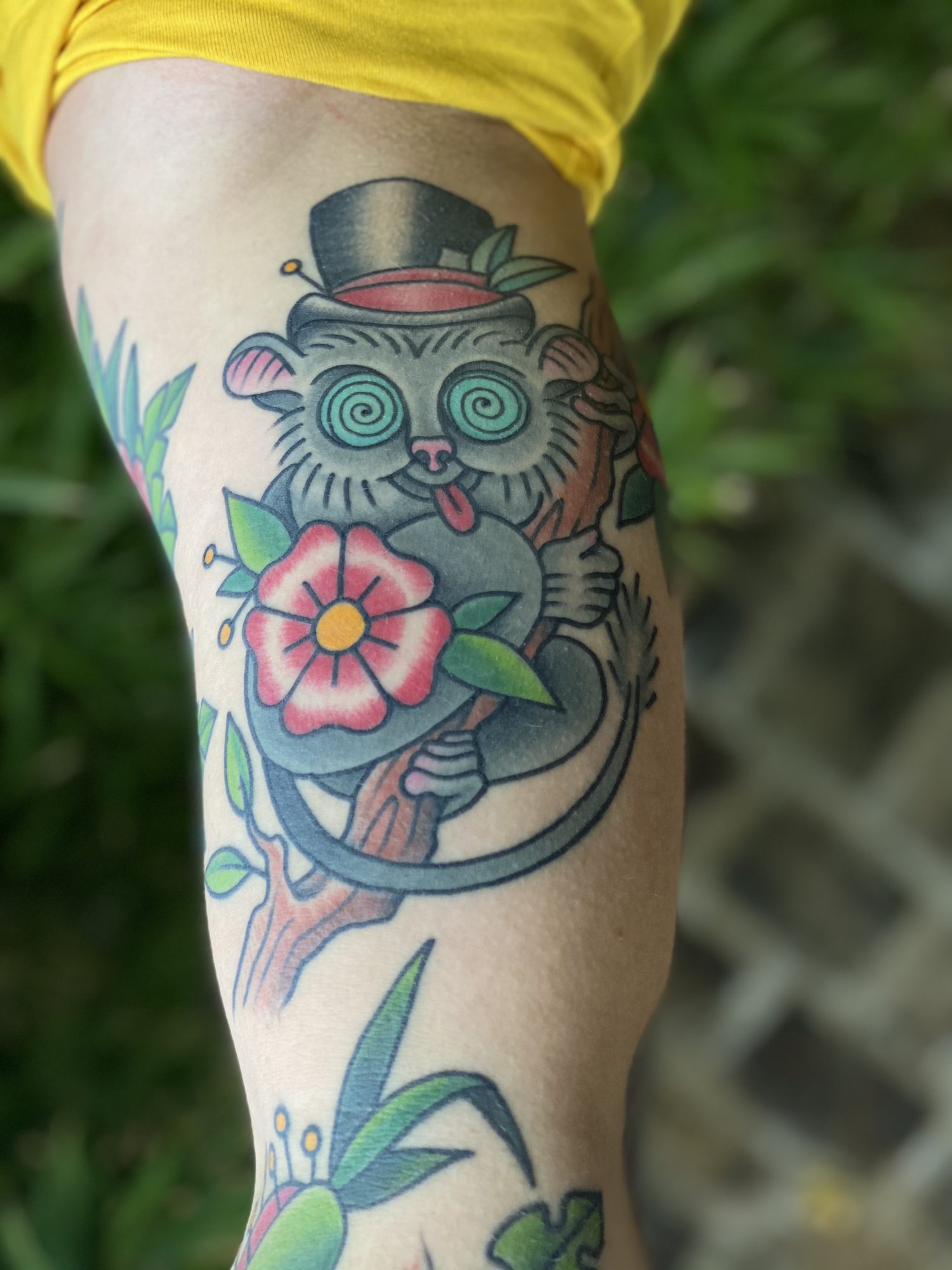 Koboldmaki mit Zylinder am Oberschenkel, Tier Tattoo von Salle bei Eine Liebe Tätowiergeschäft in Bochum