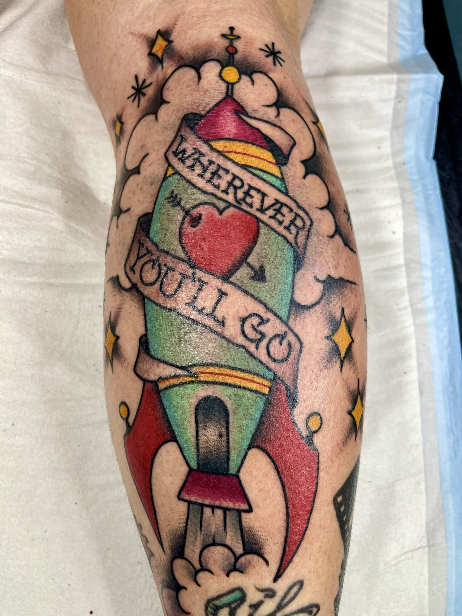 Rakete mit Herz an der Wade, Traditional Tattoo von Salle bei Eine Liebe Tätowiergeschäft in Bochum