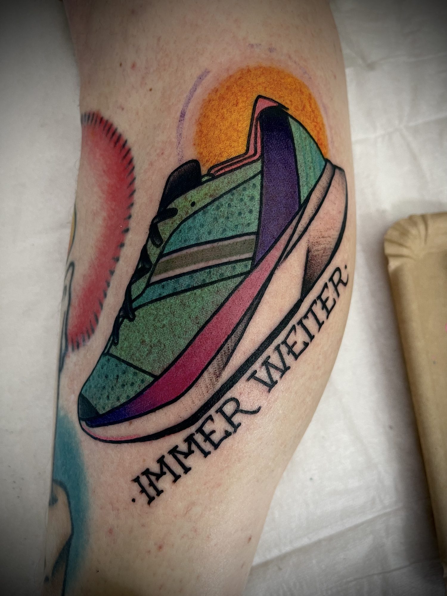 Laufschuh mit Schriftzug Immer weiter, Traditional Tattoo von Salle bei Eine Liebe Tätowiergeschäft in Bochum