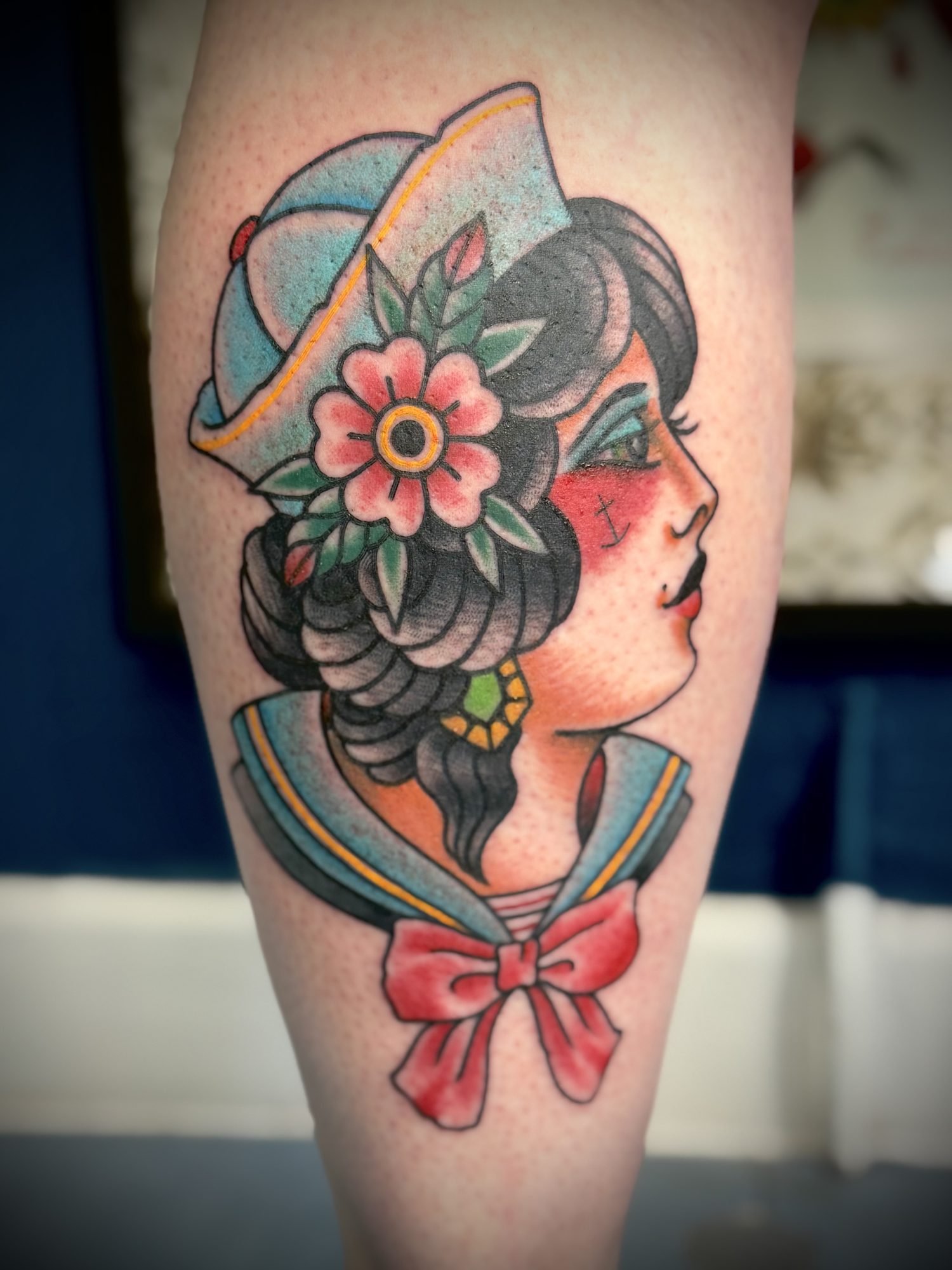 Matrosin mit Schleife am Oberschenkel, Traditional Tattoo von Salle bei Eine Liebe Tätowiergeschäft in Bochum