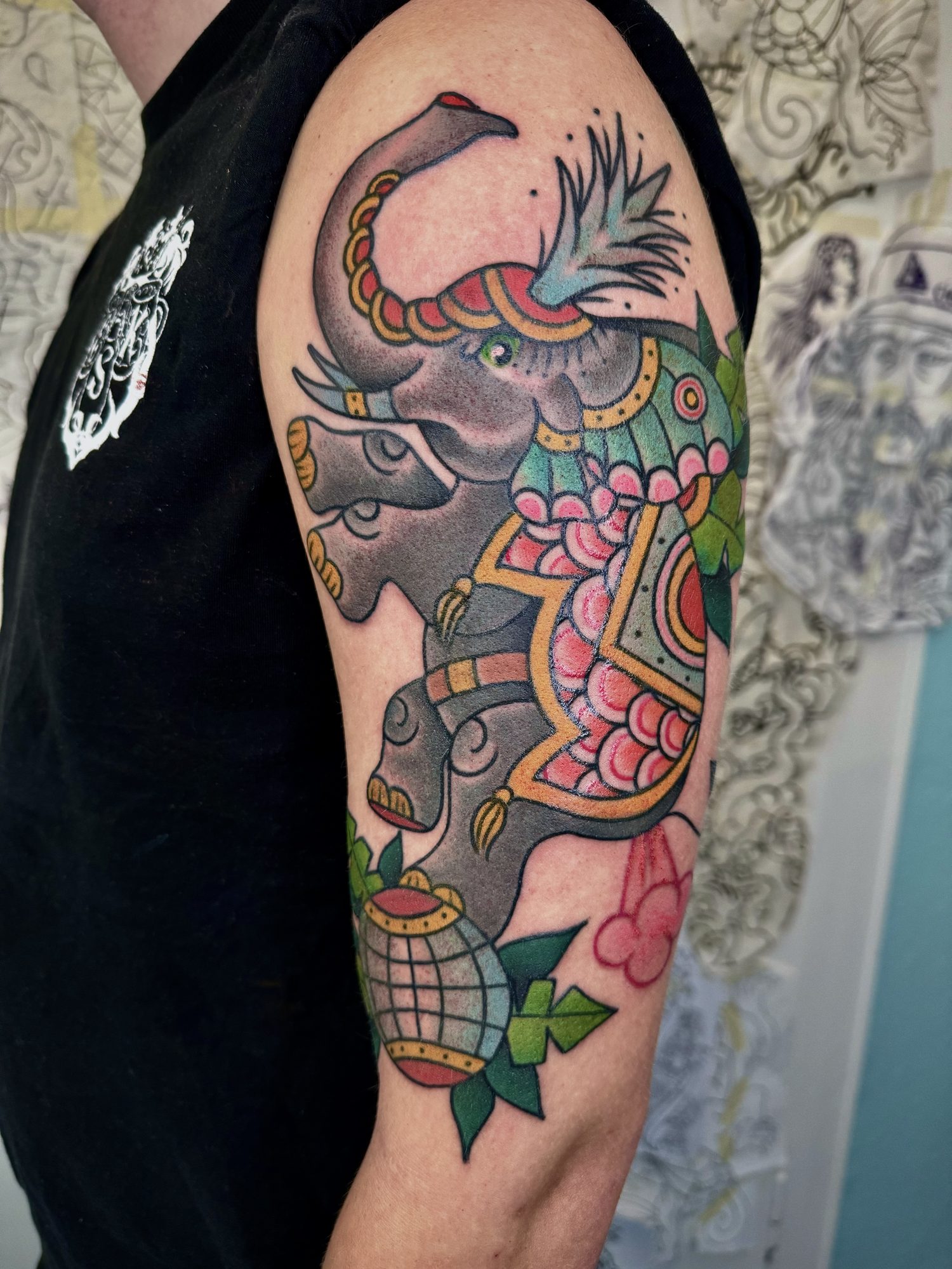 Elefant am Oberarm, Traditional Tattoo von Salle bei Eine Liebe Tätowiergeschäft in Bochum