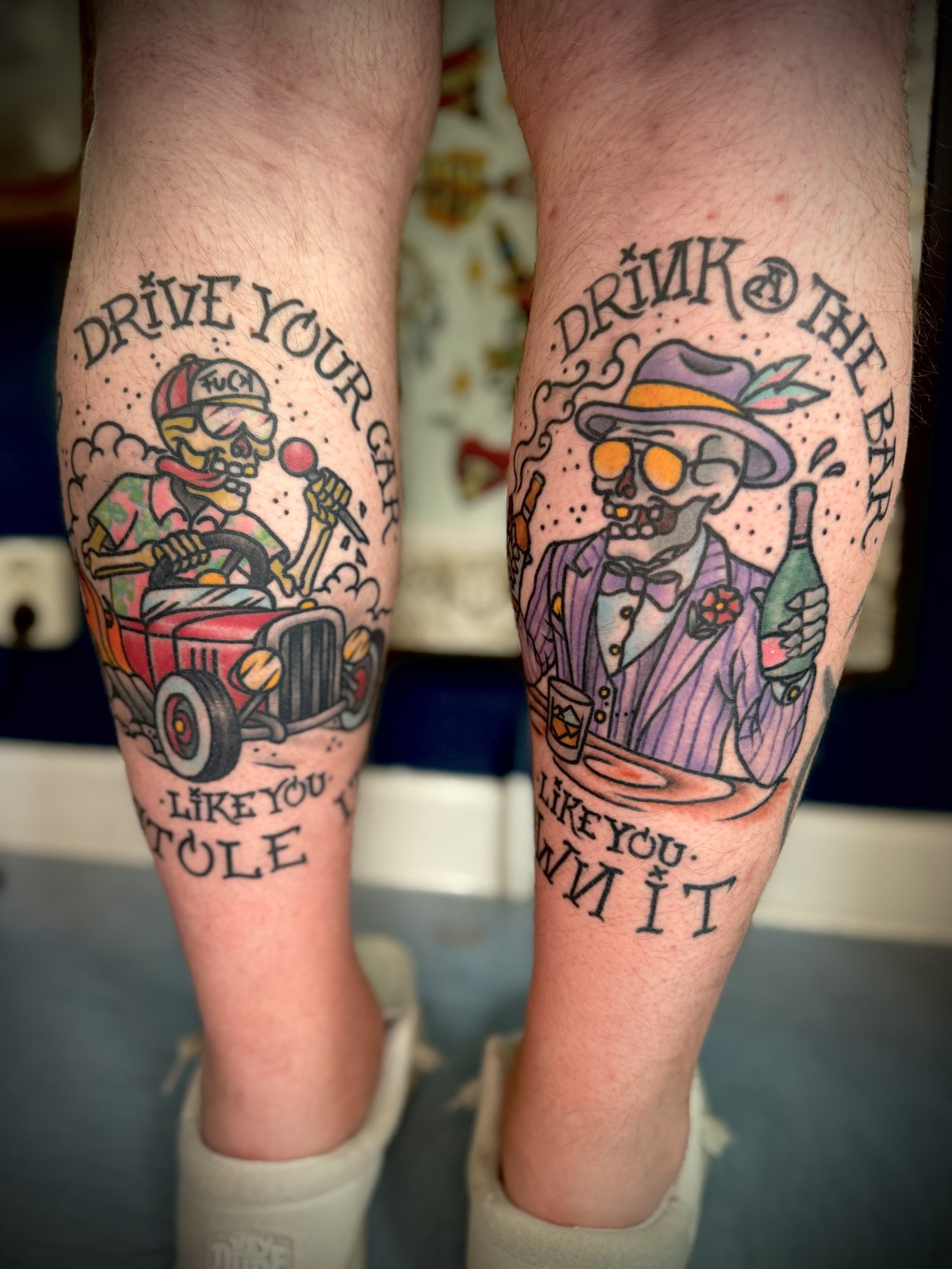 Skelette mit Hotrod und Sektflasche an der Wade, Traditional Tattoo von Salle bei Eine Liebe Tätowiergeschäft in Bochum
