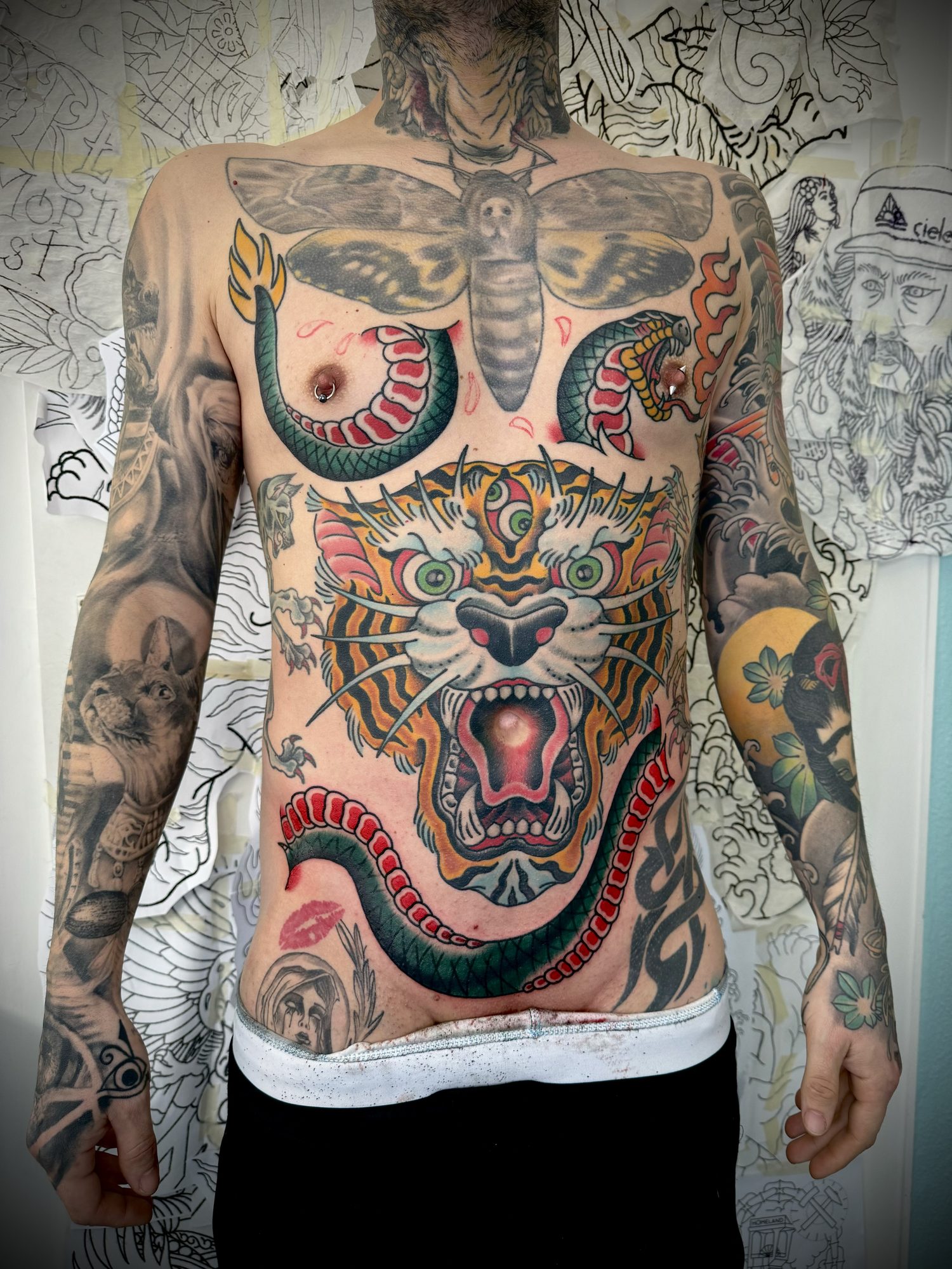 Tiger, Motte und Schlangen auf Brust und Bauch, Traditional Tattoo von Salle bei Eine Liebe Tätowiergeschäft in Bochum