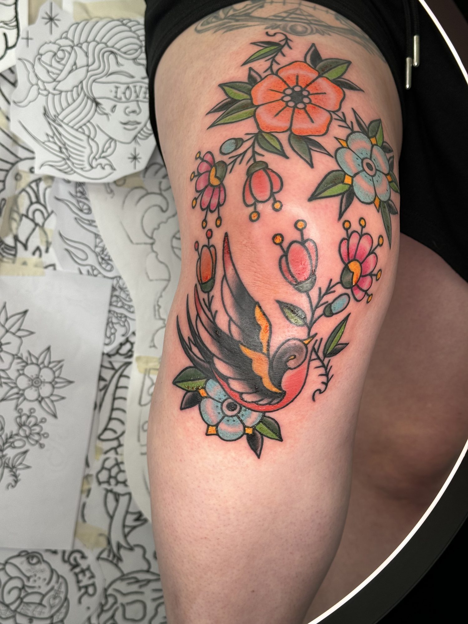 Schwalbe mit Blüten am Knie, Traditional Tattoo von Salle bei Eine Liebe Tätowiergeschäft in Bochum