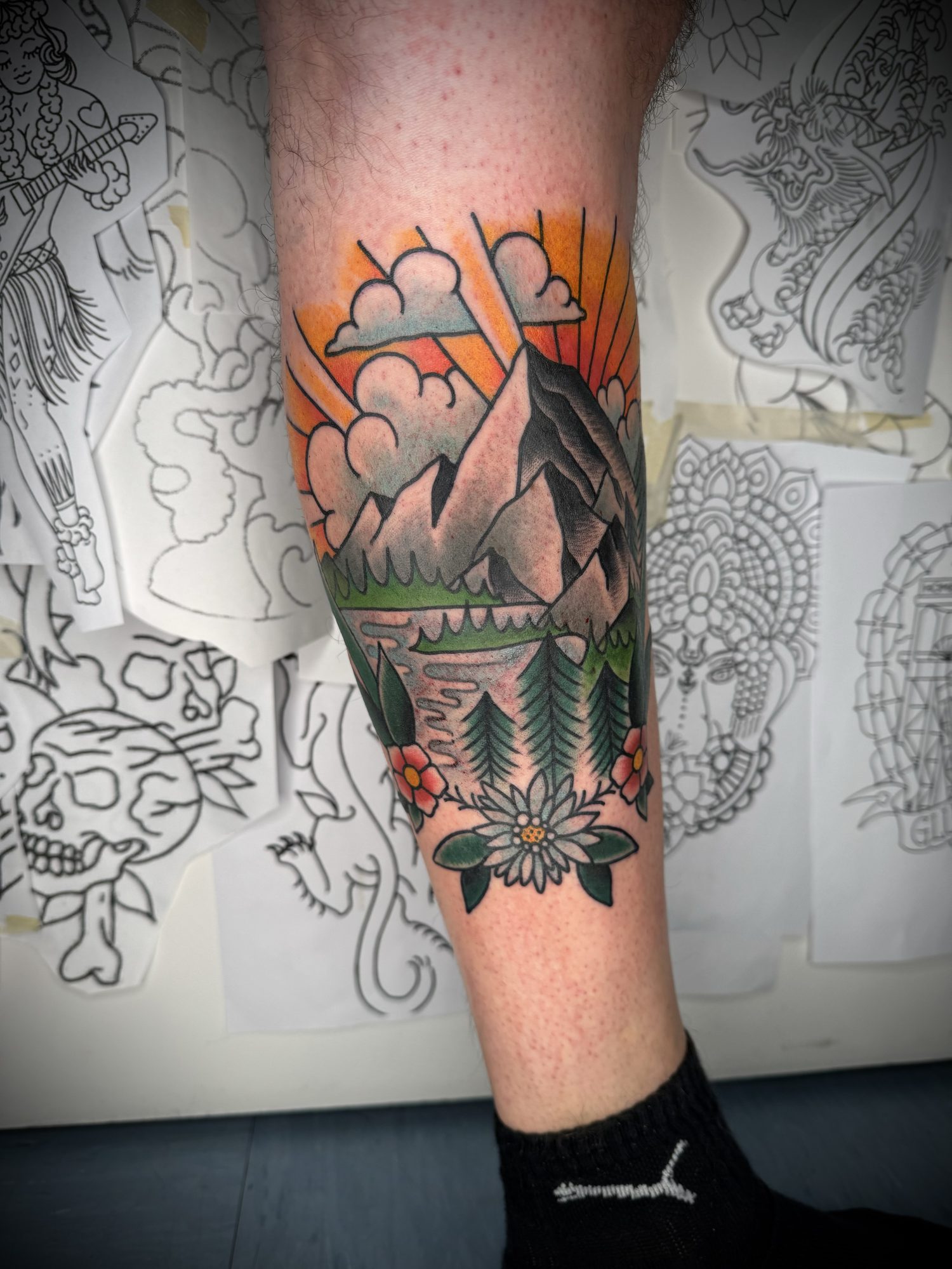 Berglandschaft an der Wade, Traditional Tattoo von Salle bei Eine Liebe Tätowiergeschäft in Bochum