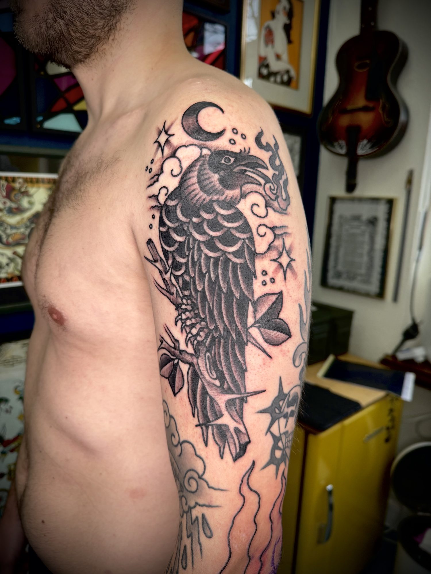 Rabe mit Mond an den Rippen, Traditional Tattoo von Salle bei Eine Liebe Tätowiergeschäft in Bochum