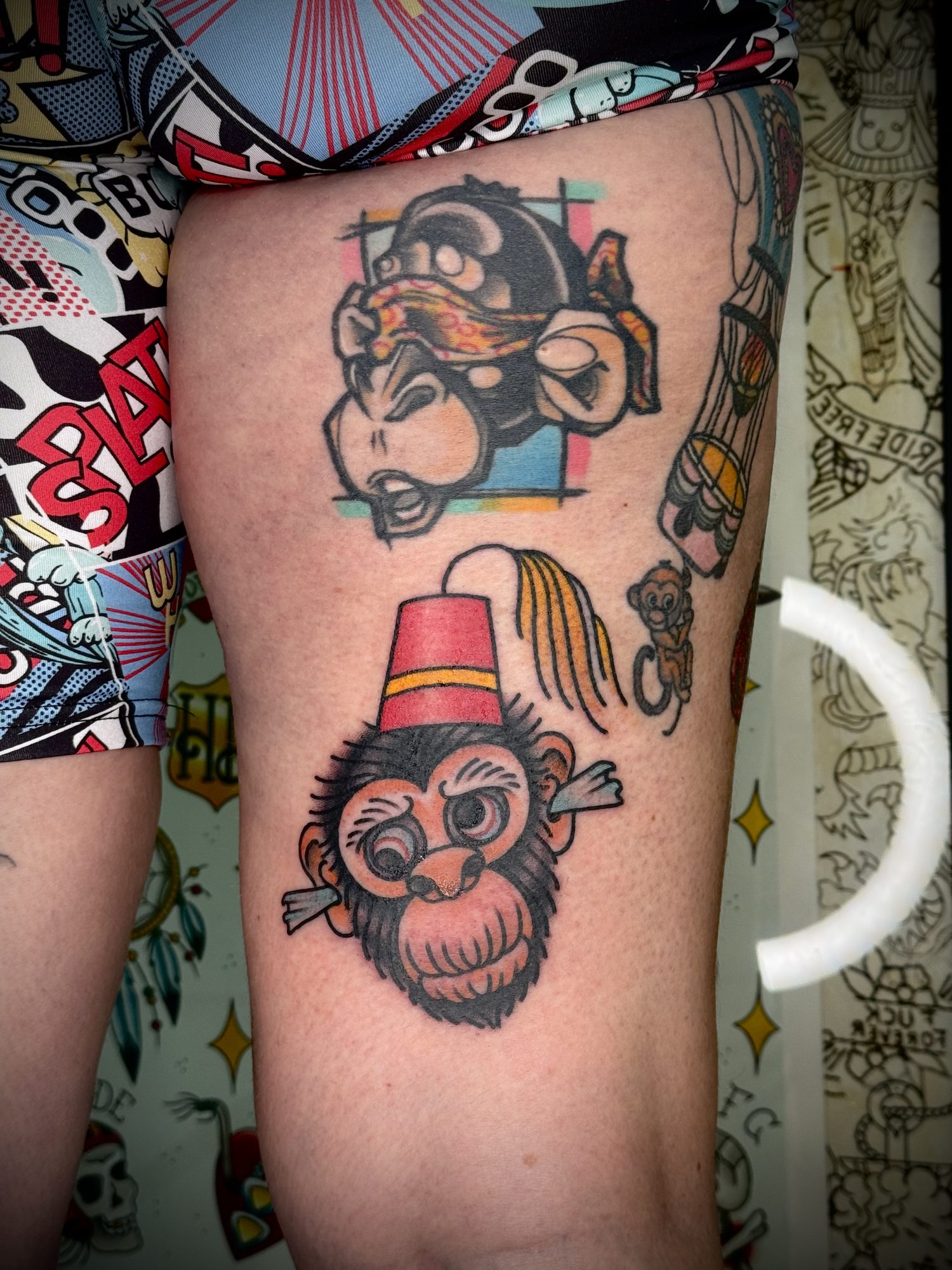 Affen mit Fes am Oberschenkel, Traditional Tattoo von Salle bei Eine Liebe Tätowiergeschäft in Bochum