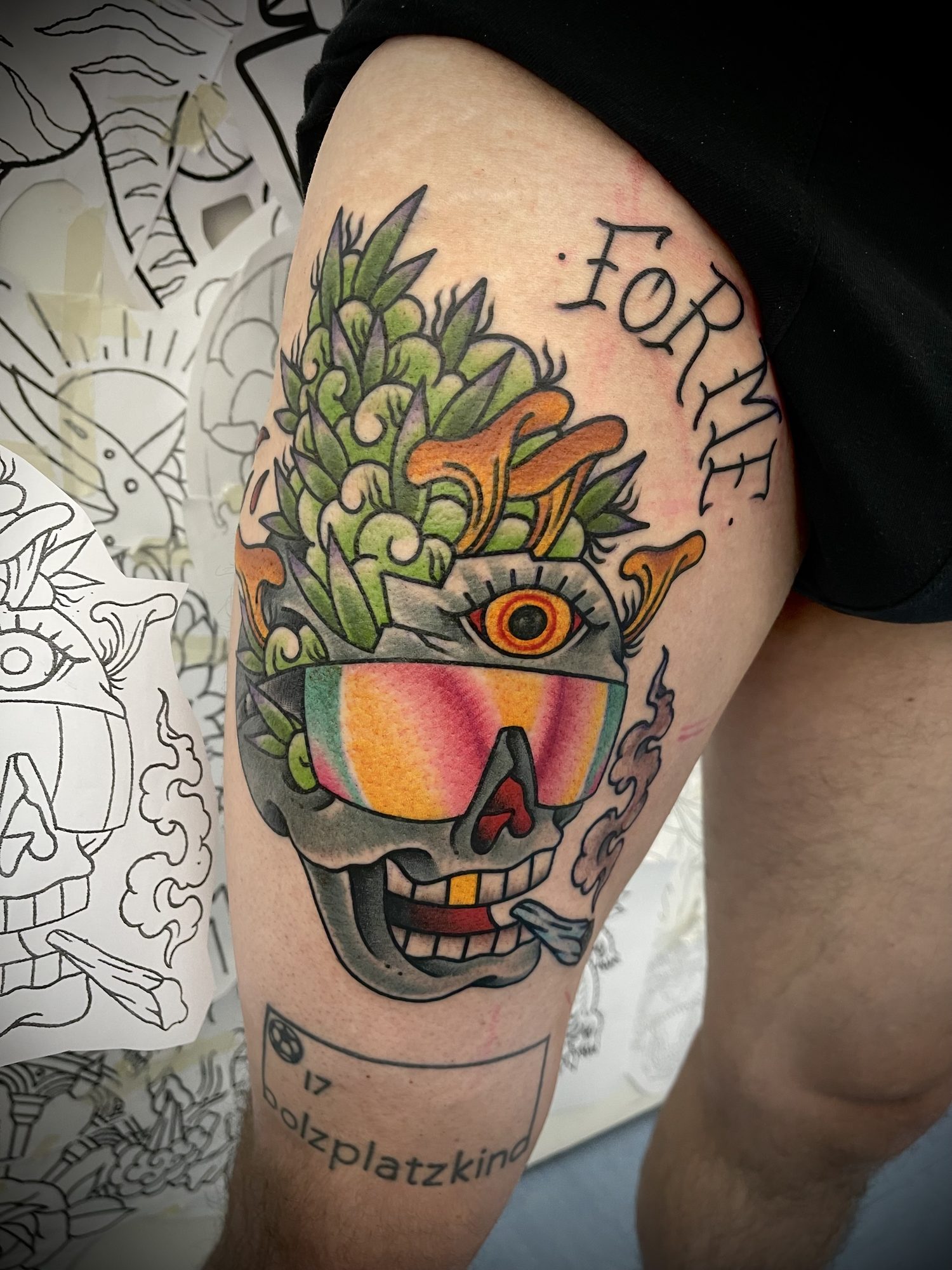 Totenkopf mit Sonnenbrille am Oberschenkel, Traditional Tattoo von Salle bei Eine Liebe Tätowiergeschäft in Bochum