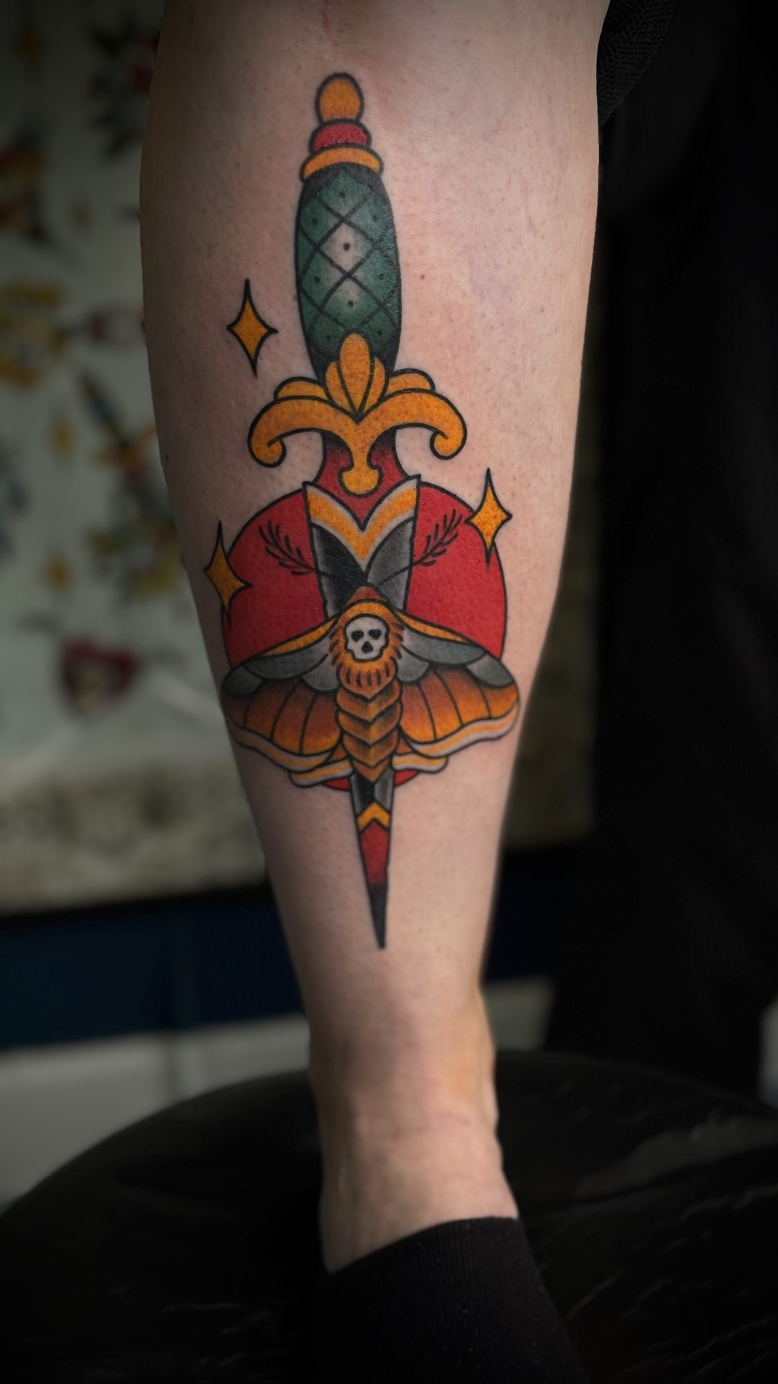 Dolch mit Motte an der Wade, Traditional Tattoo von Salle bei Eine Liebe Tätowiergeschäft in Bochum