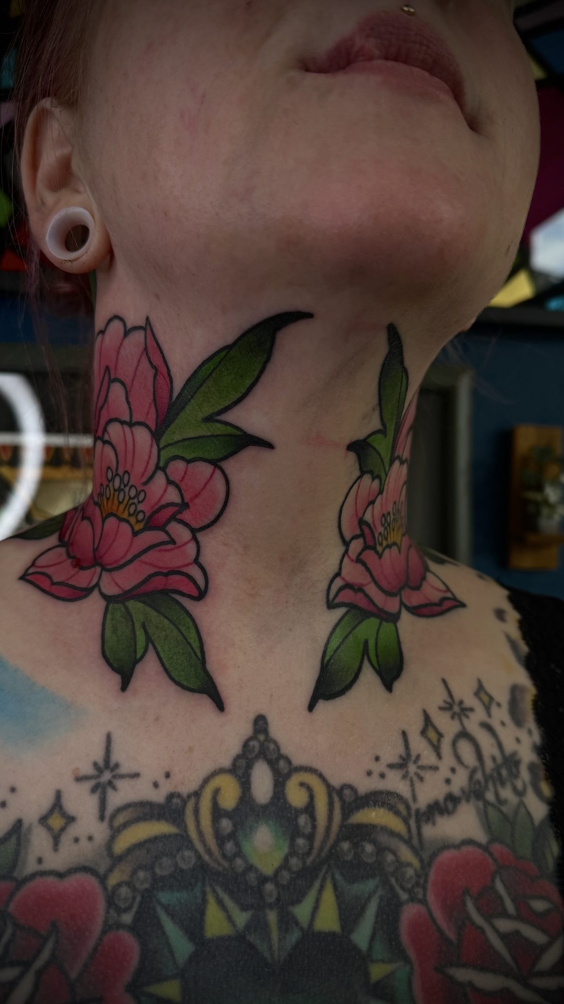 Pfingstrosen am Hals, Traditional Tattoo von Salle bei Eine Liebe Tätowiergeschäft in Bochum