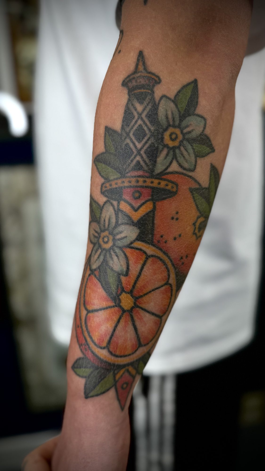 Dolch mit Orangenscheibe am Unterarm, Traditional Tattoo von Salle bei Eine Liebe Tätowiergeschäft in Bochum